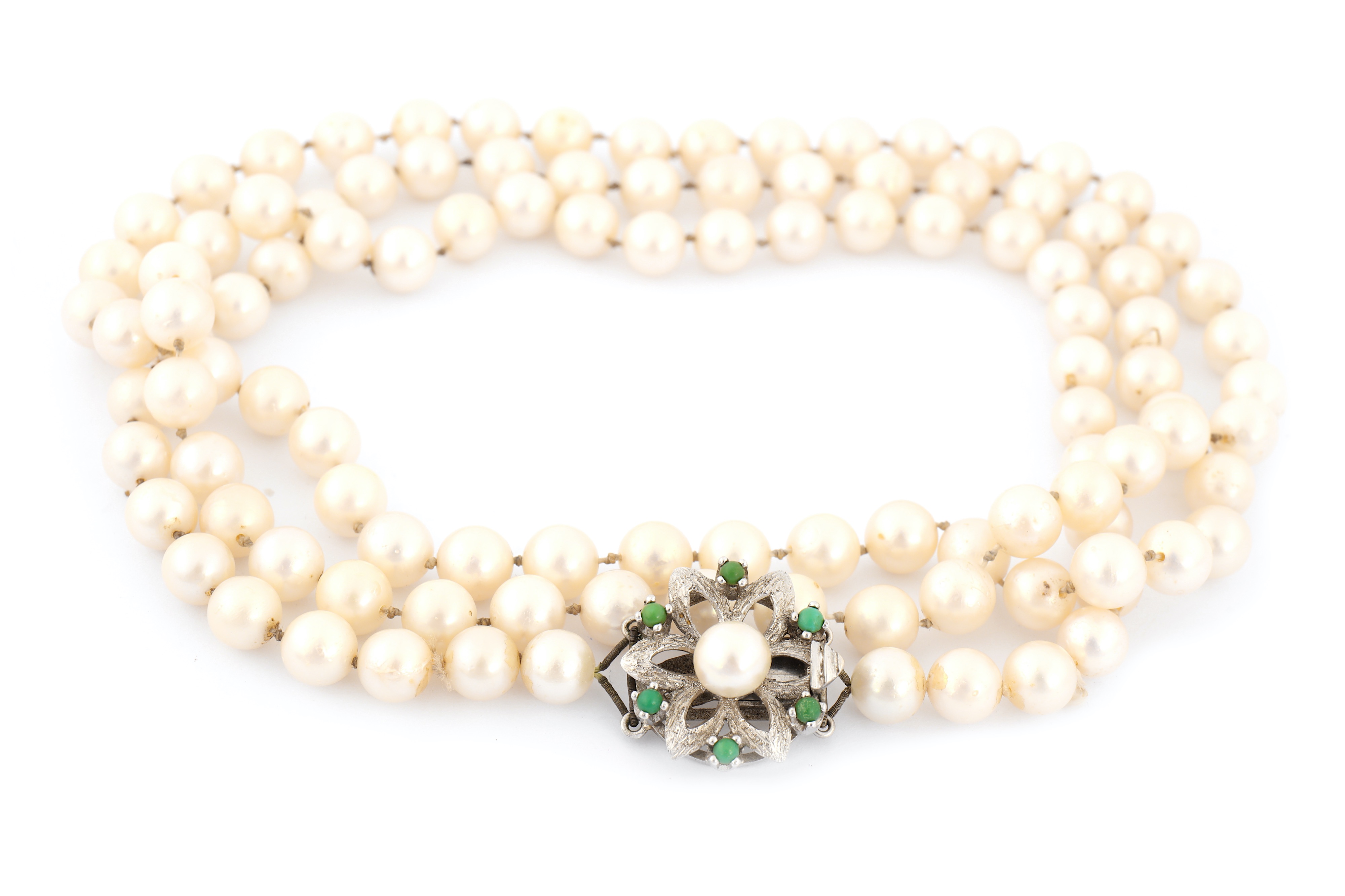 A cultured pearl necklace