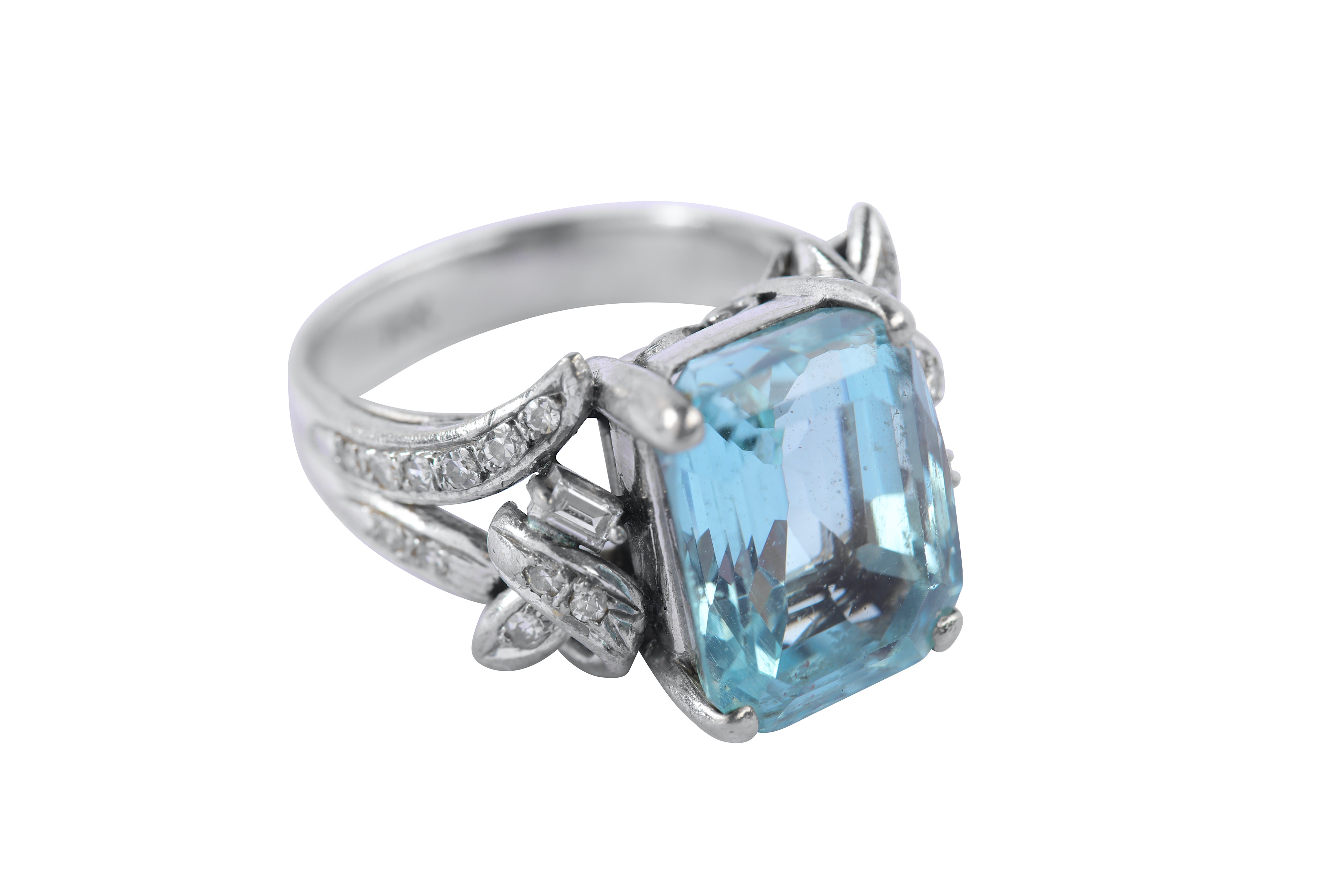 An aquamarine and diamond dress ring - Image 4 of 7