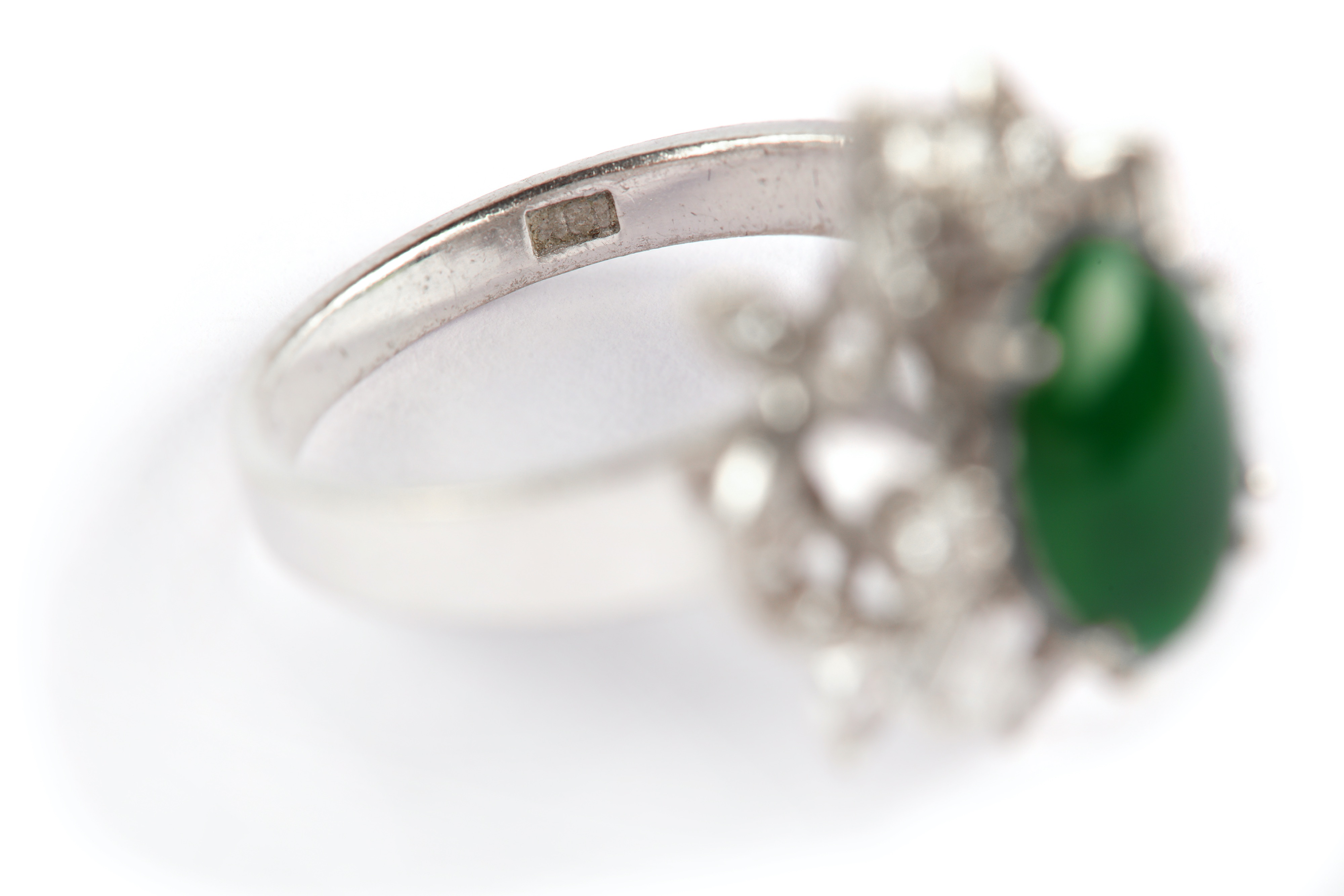 A jade and diamond ring - Image 4 of 5