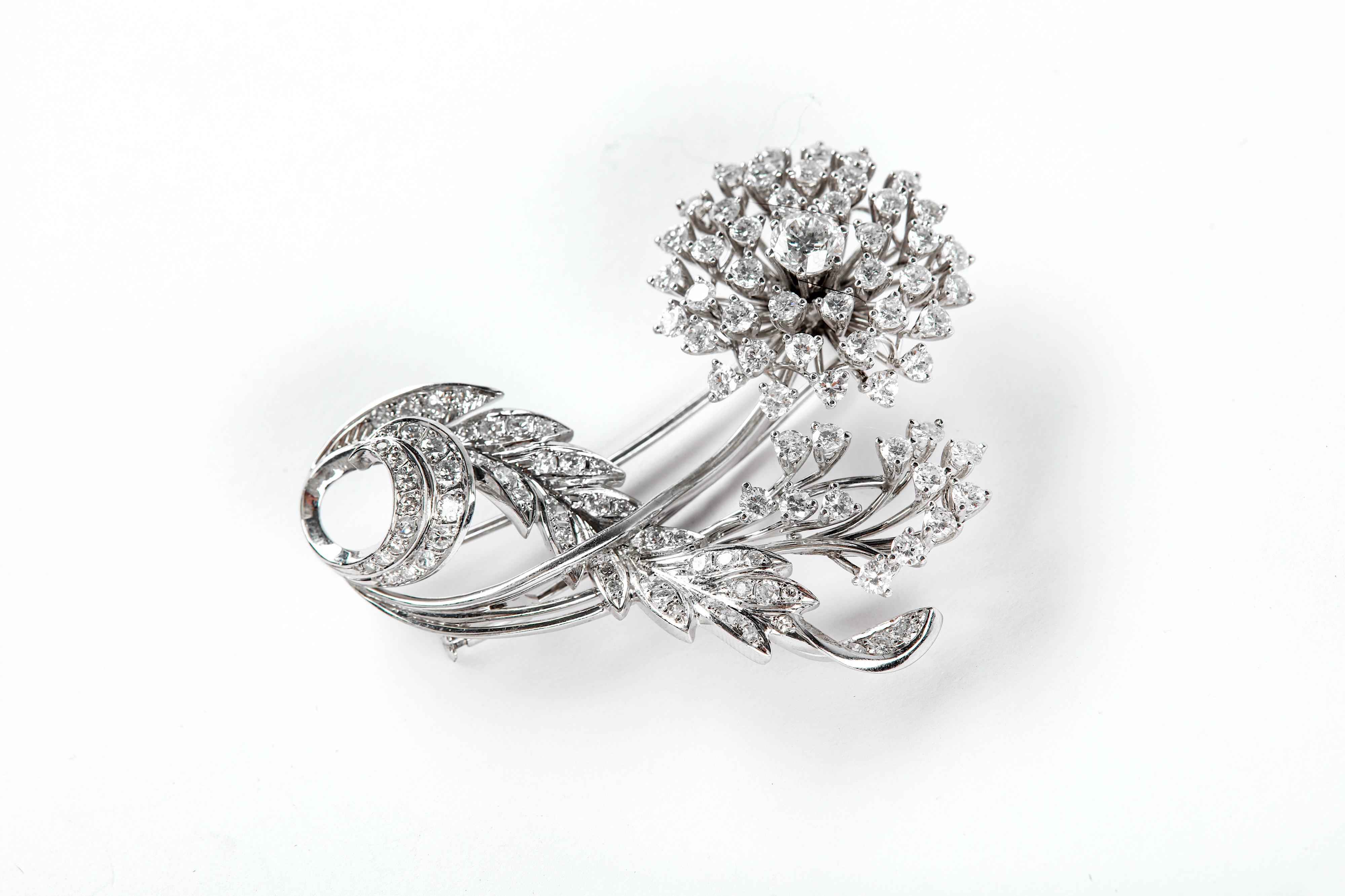 A diamond flower brooch - Image 2 of 4