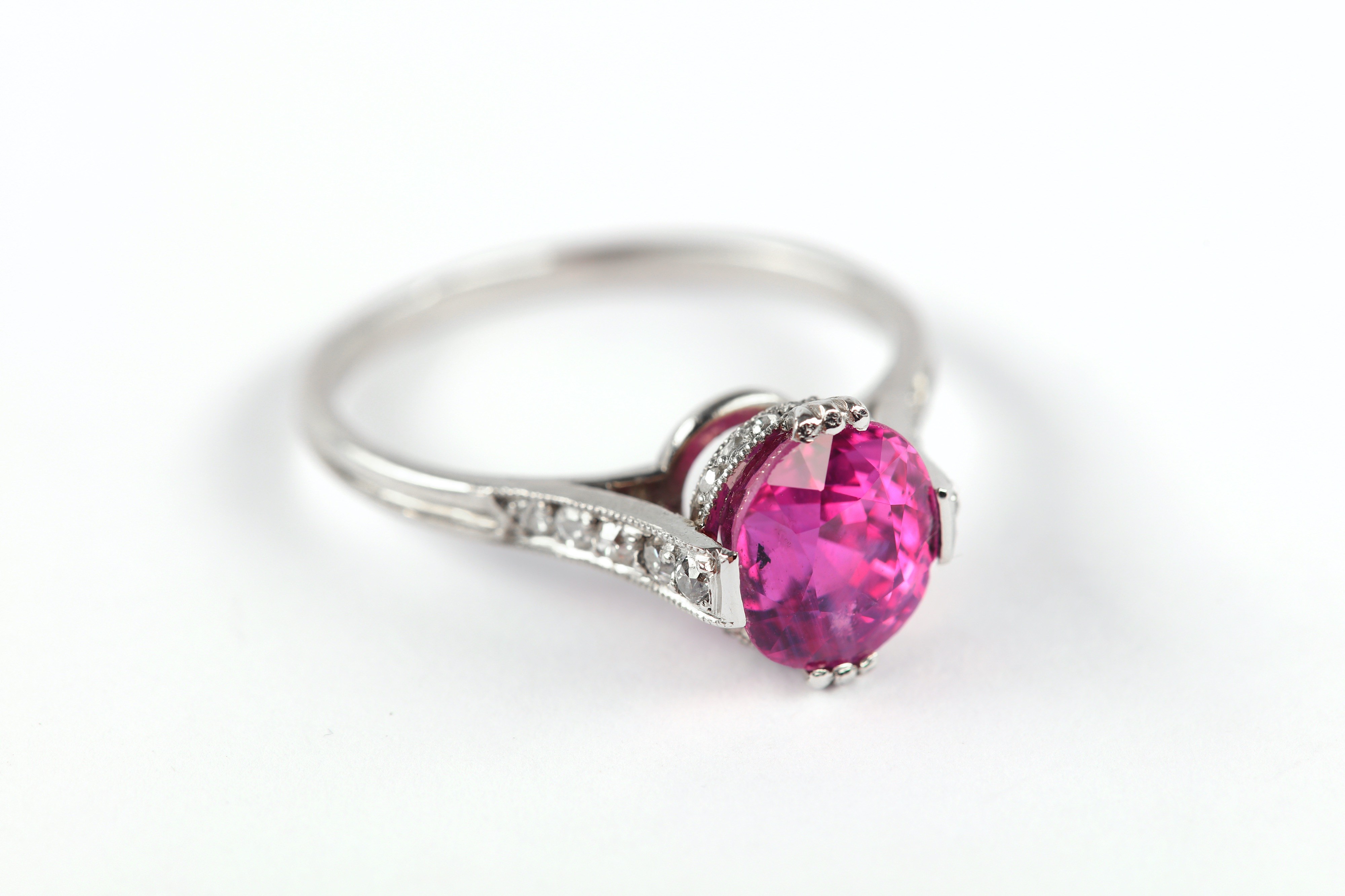 A ruby and diamond ring - Image 2 of 5