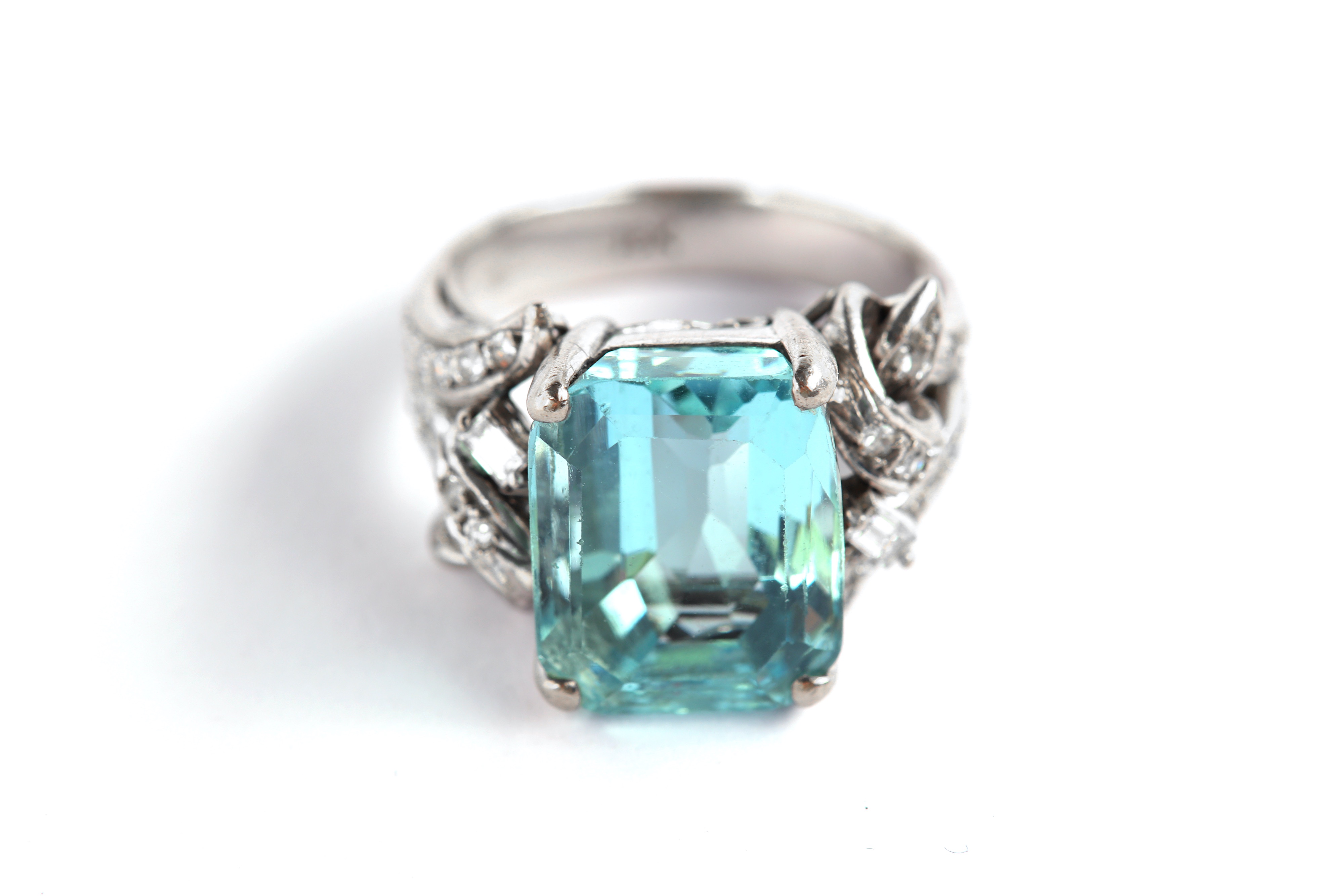 An aquamarine and diamond dress ring - Image 6 of 7