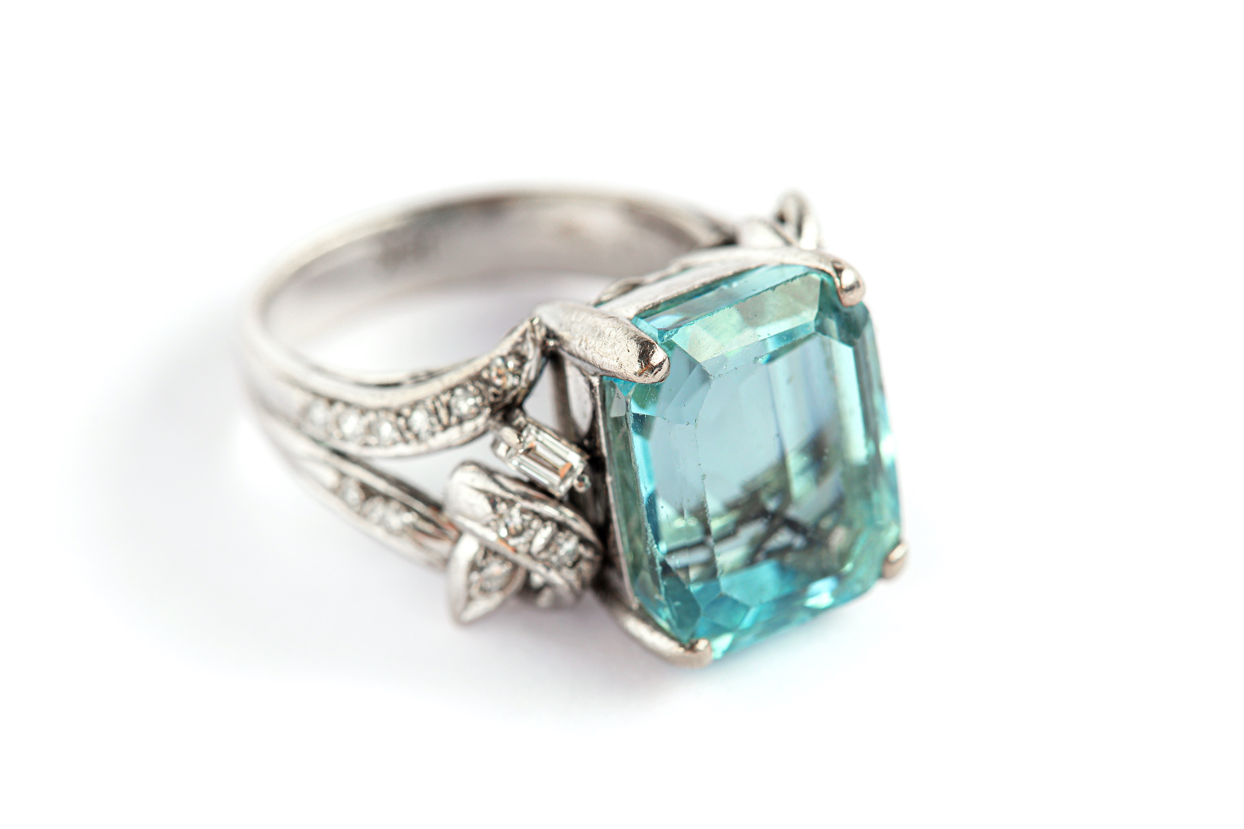 An aquamarine and diamond dress ring - Image 2 of 7