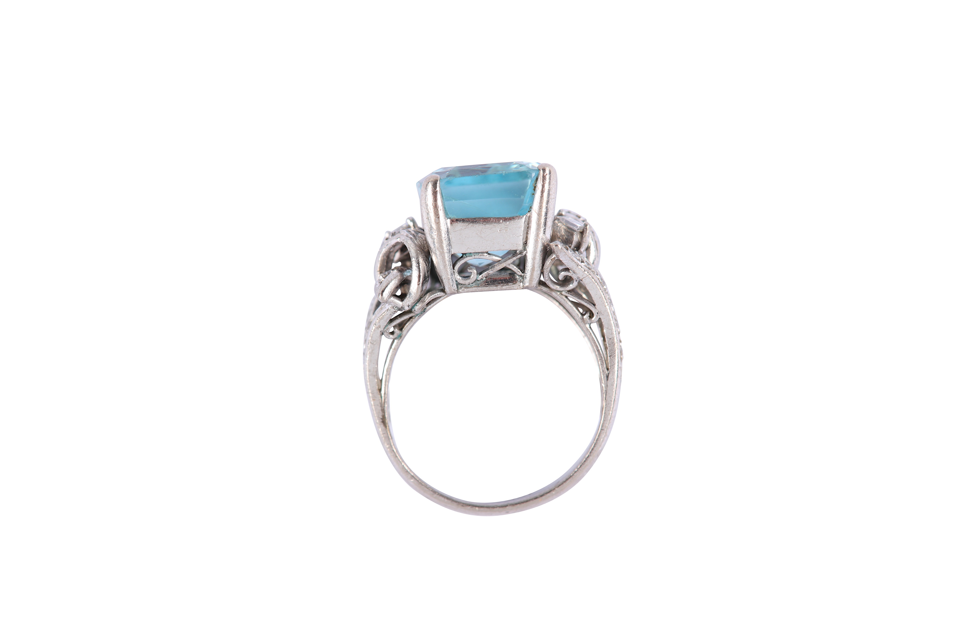 An aquamarine and diamond dress ring - Image 3 of 7