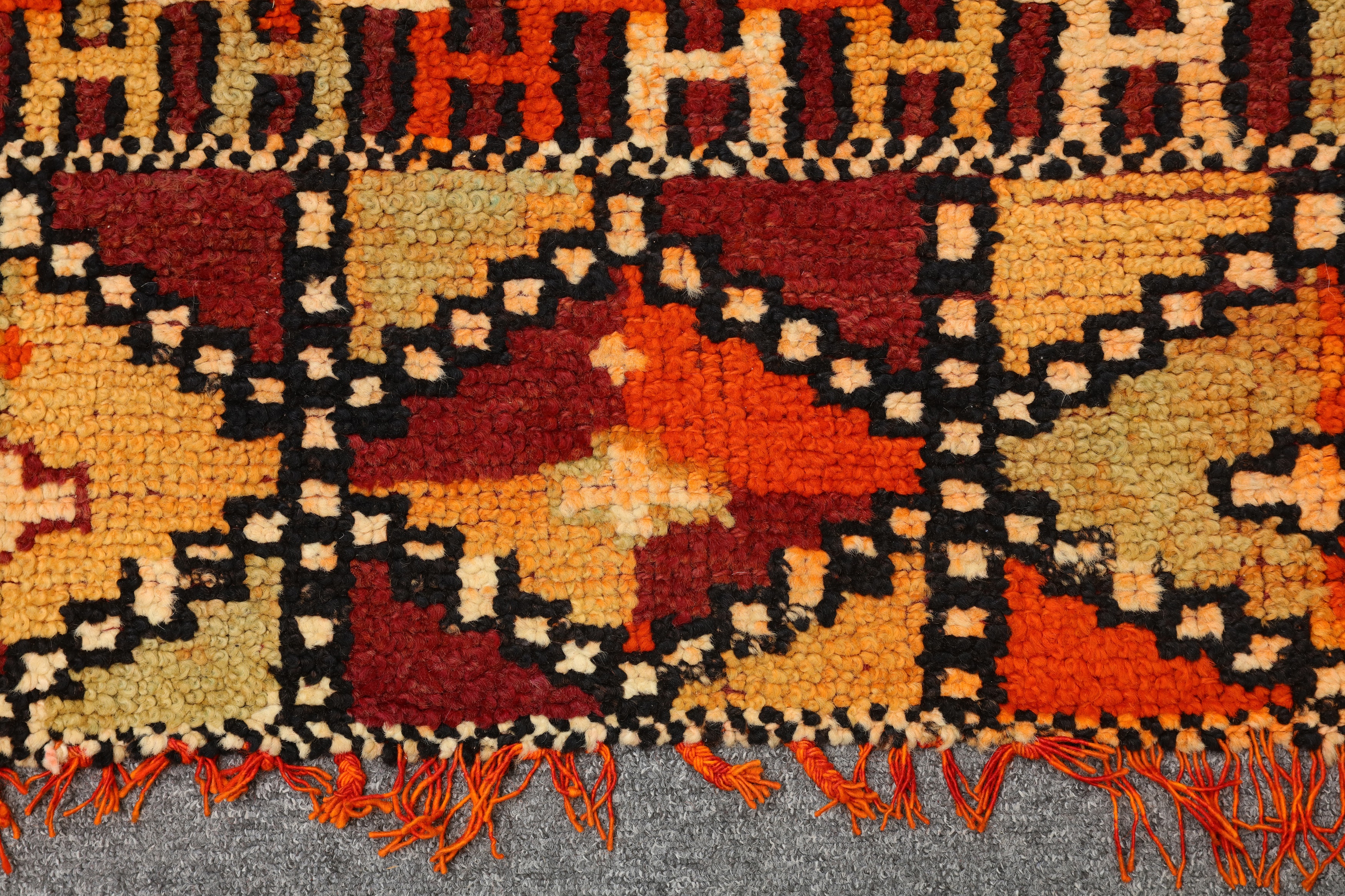 AN UNUSUAL MOROCCAN RUG - Image 6 of 8