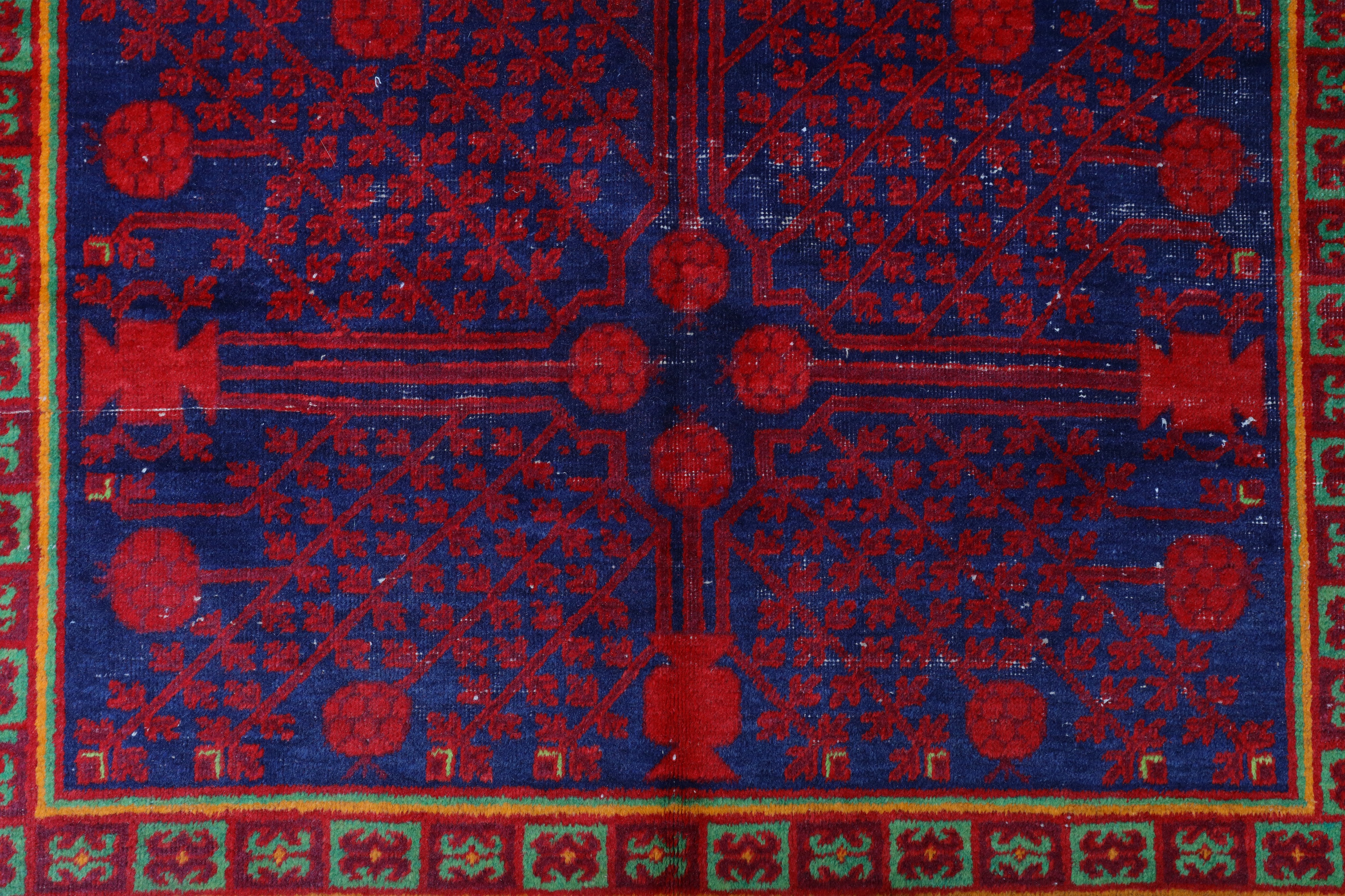 AN ANTIQUE KHOTAN LARGE RUG, CHINA - Image 3 of 6