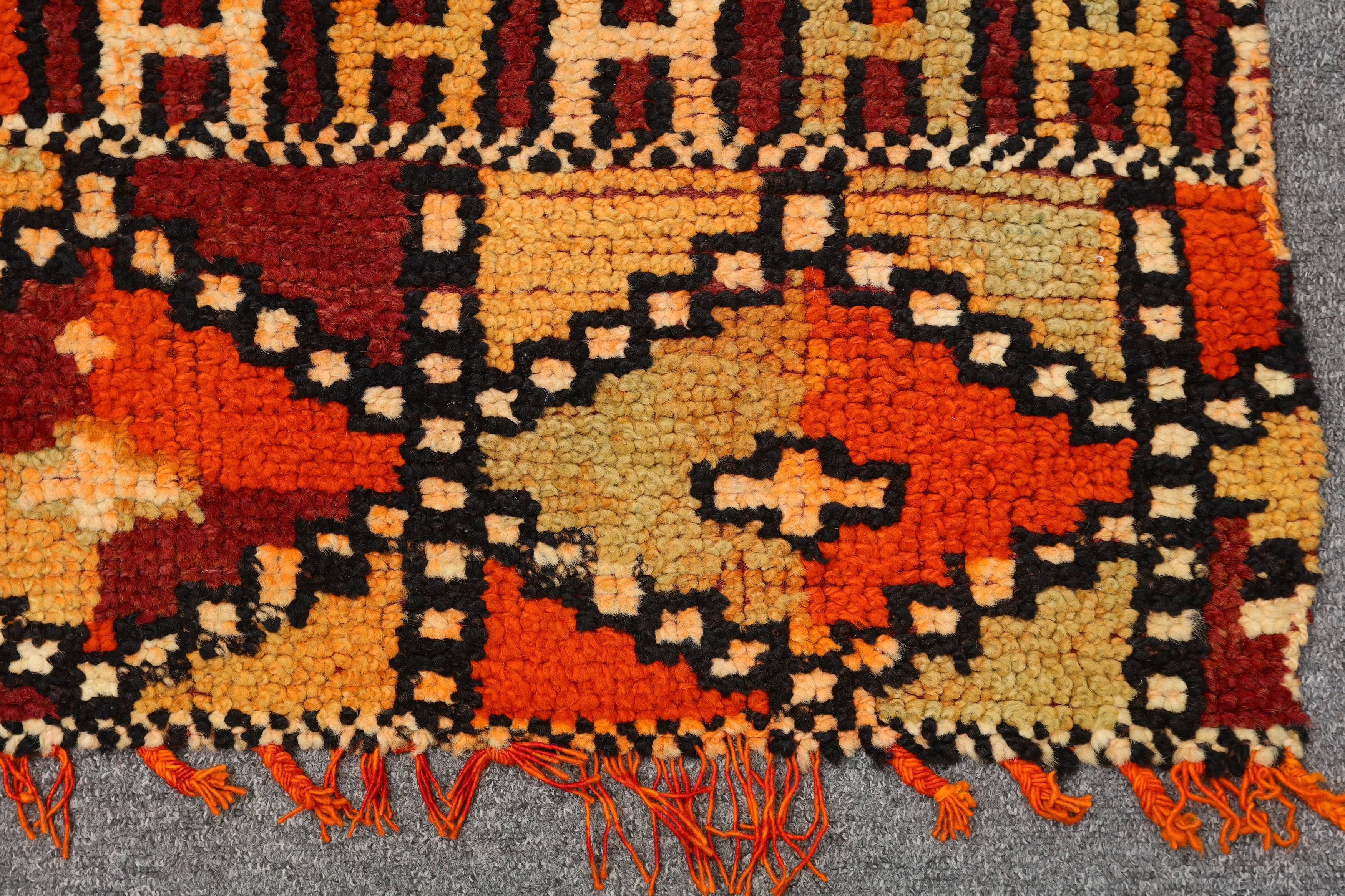 AN UNUSUAL MOROCCAN RUG - Image 7 of 8