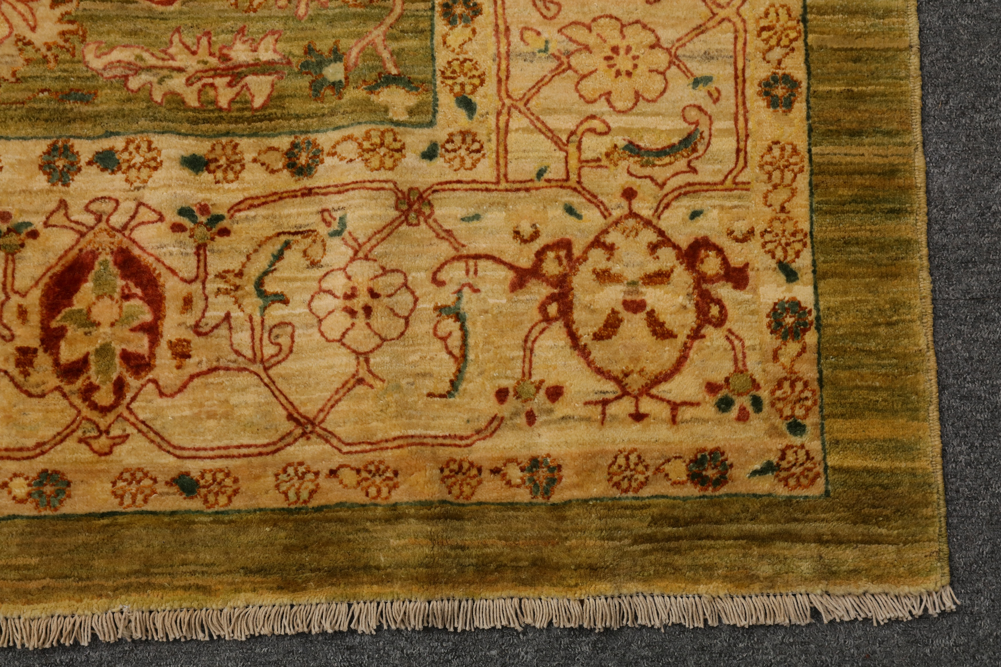 A FINE NORTH-WEST PERSAN CARPET OF ZIEGLER DESIGN - Image 6 of 7