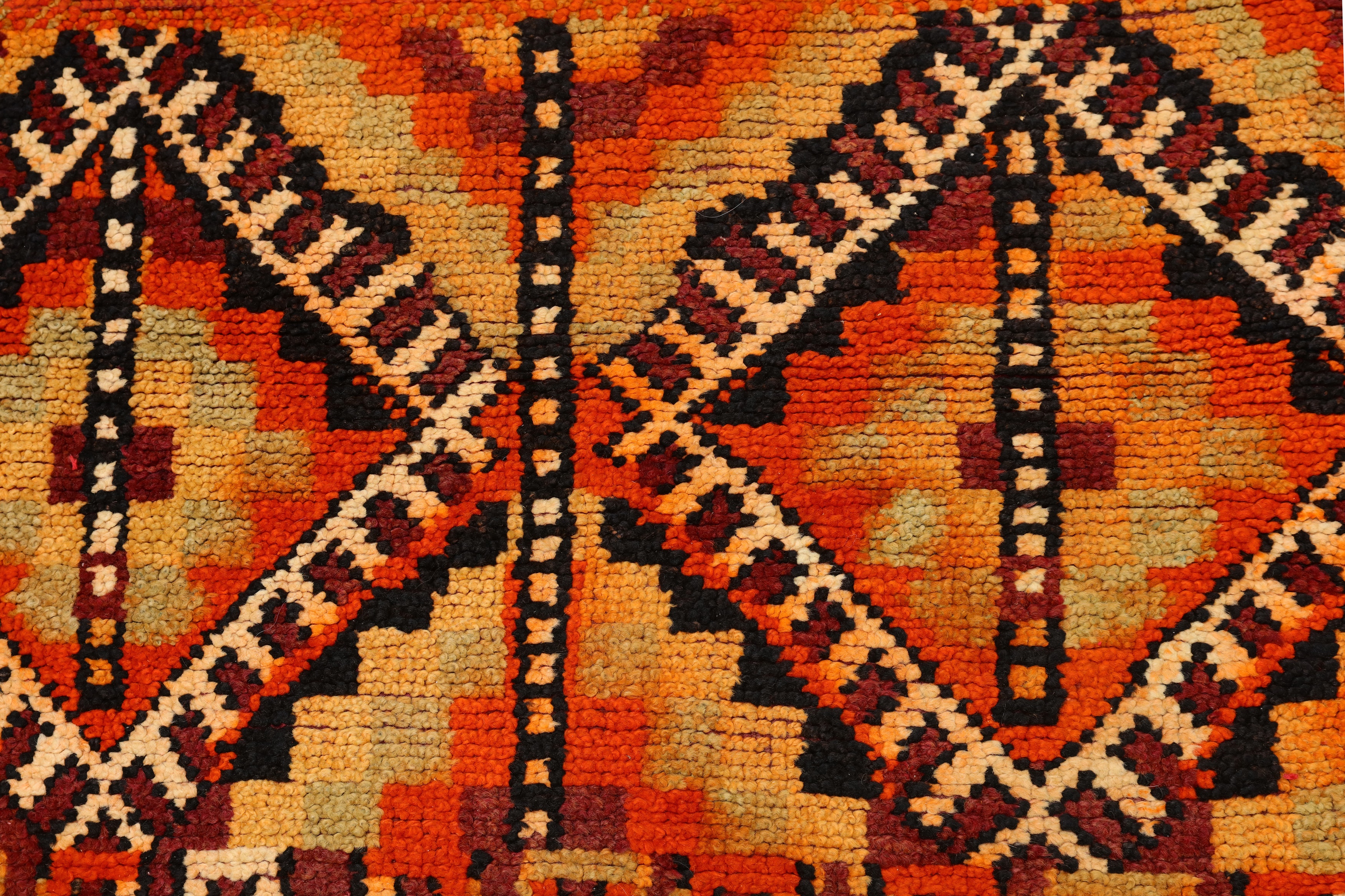 AN UNUSUAL MOROCCAN RUG - Image 4 of 8