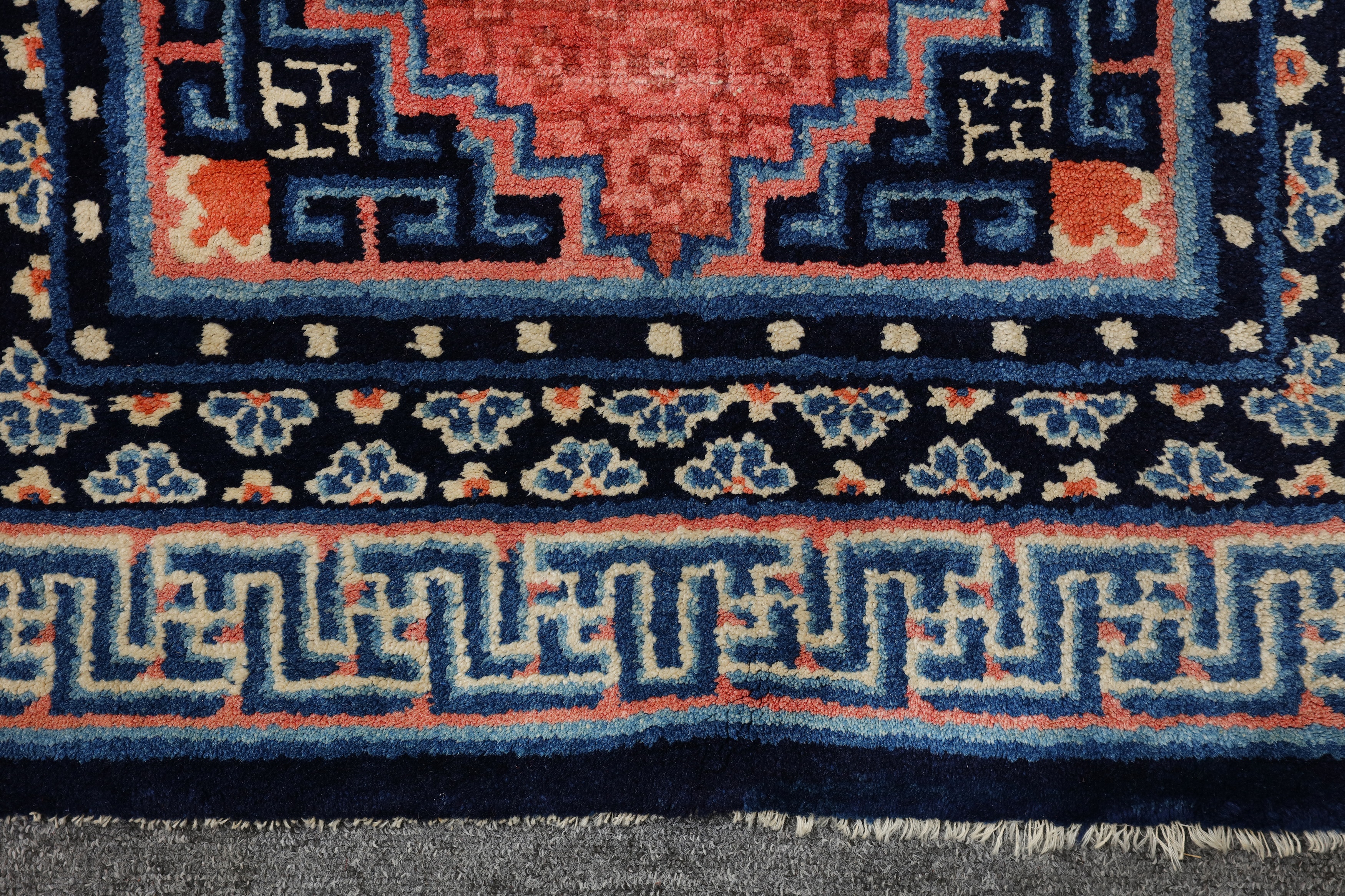 A FINE TIBETAN RUG - Image 5 of 7