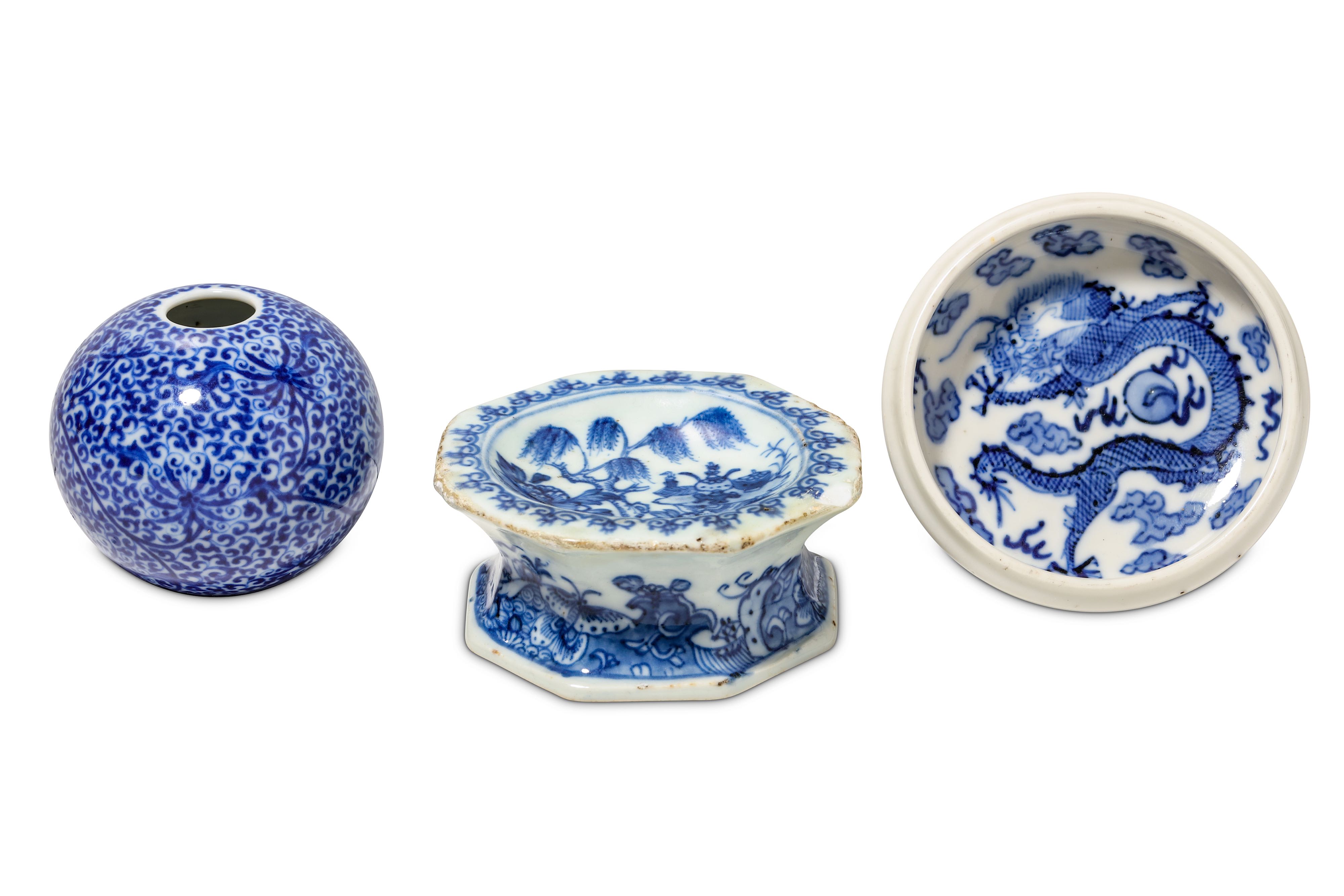 A SMALL COLLECTION OF CHINESE BLUE AND WHITE PORCELAIN ITEMS.