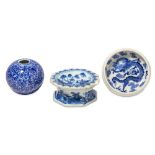 A SMALL COLLECTION OF CHINESE BLUE AND WHITE PORCELAIN ITEMS.