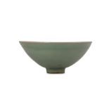 A CHINESE LONGQUAN CELADON BOWL.