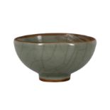 A CHINESE LONGQUAN CELADON CRACKLE-GLAZED CUP.