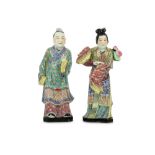 A PAIR OF CHINESE FAMILLE ROSE FIGURES.