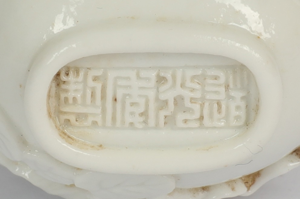 A CHINESE WHITE-GLAZED BISCUIT SNUFF BOTTLE AND STOPPER. - Image 2 of 2