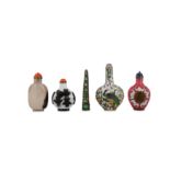 FOUR CHINESE SNUFF BOTTLES AND A JADE-INSET FILIGREE NAIL COVER.