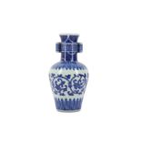 A CHINESE BLUE AND WHITE ARROW VASE.