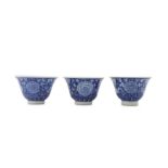 A SET OF THREE CHINESE BLUE AND WHITE 'CHRYSANTHEMUM' CUPS.