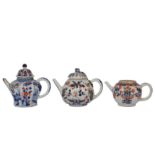 THREE CHINESE IMARI TEAPOTS AND TWO COVERS.