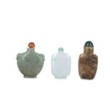 THREE CHINESE HARDSTONE SNUFF BOTTLES.