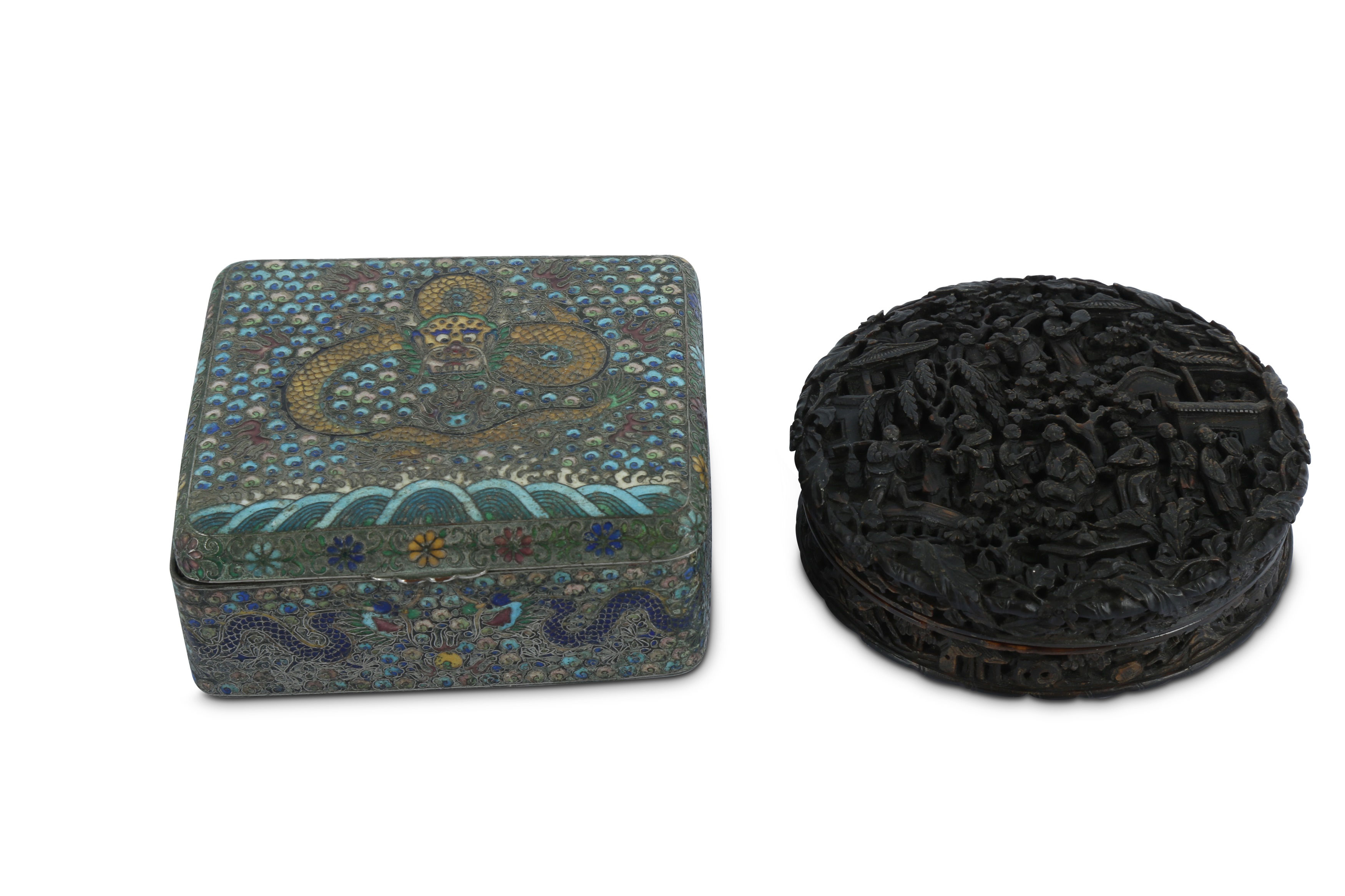 λ A CHINESE CIRCULAR CANTON TORTOISESHELL BOX AND COVER.