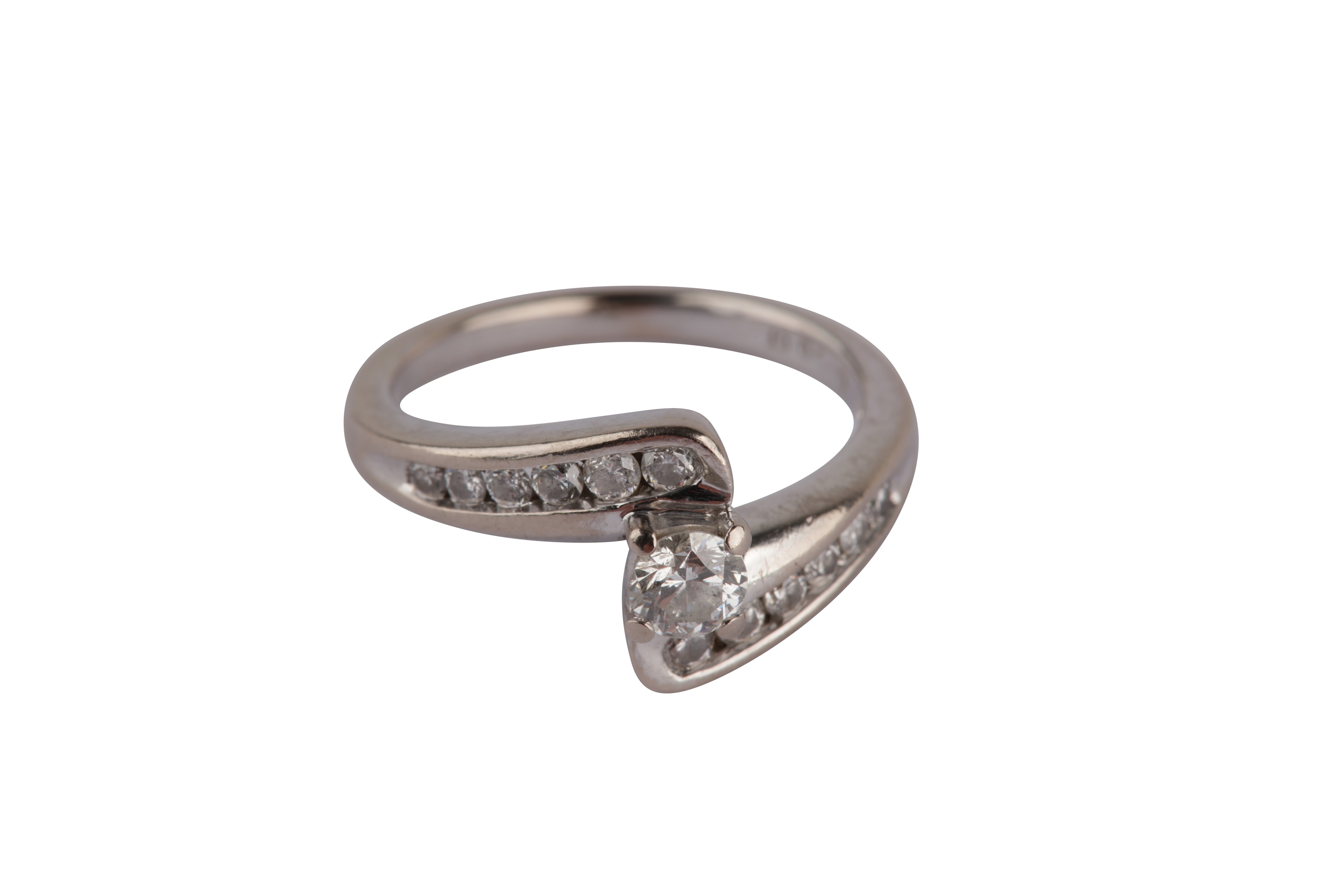 A diamond crossover ring