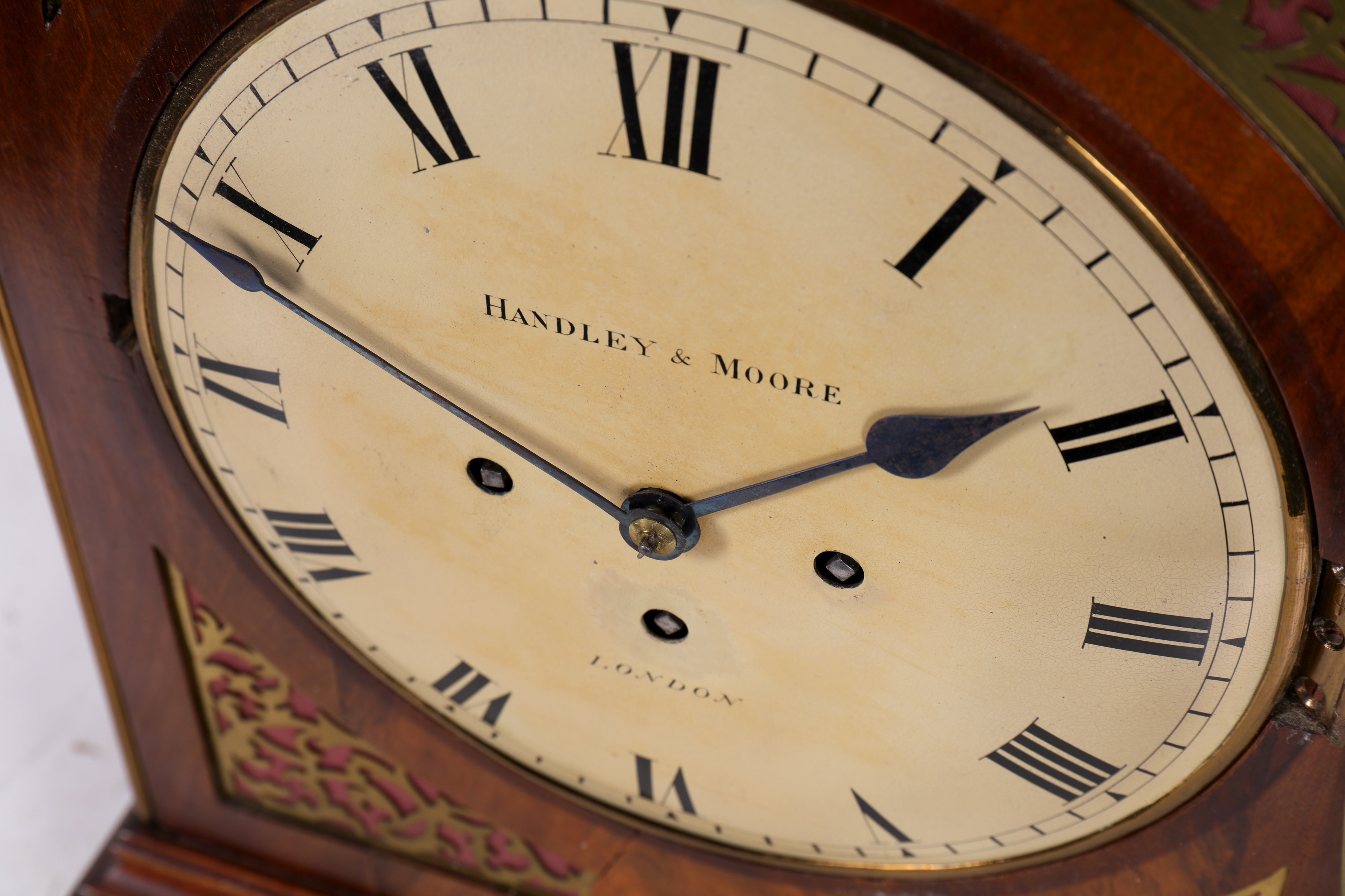 AN EARLY 19TH CENTURY ENGLISH MAHOGANY AND BRASS MOUNTED TRIPLE FUSEE EIGHT BELL TABLE / BRACKET - Image 5 of 7