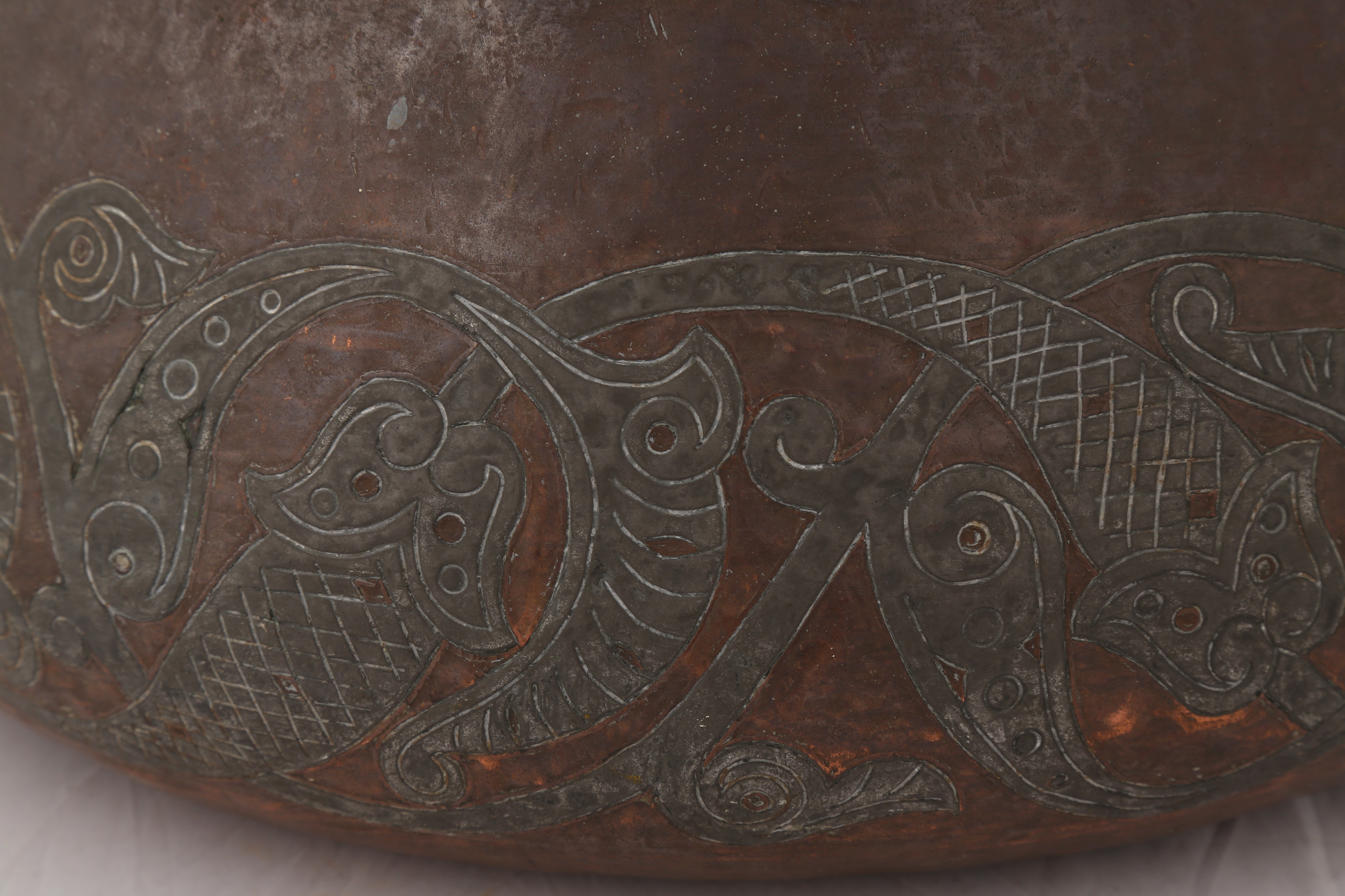 A NEAR PAIR OF ALGERIAN WHITE METAL-OVERLAID COPPER BASINS - Image 4 of 9