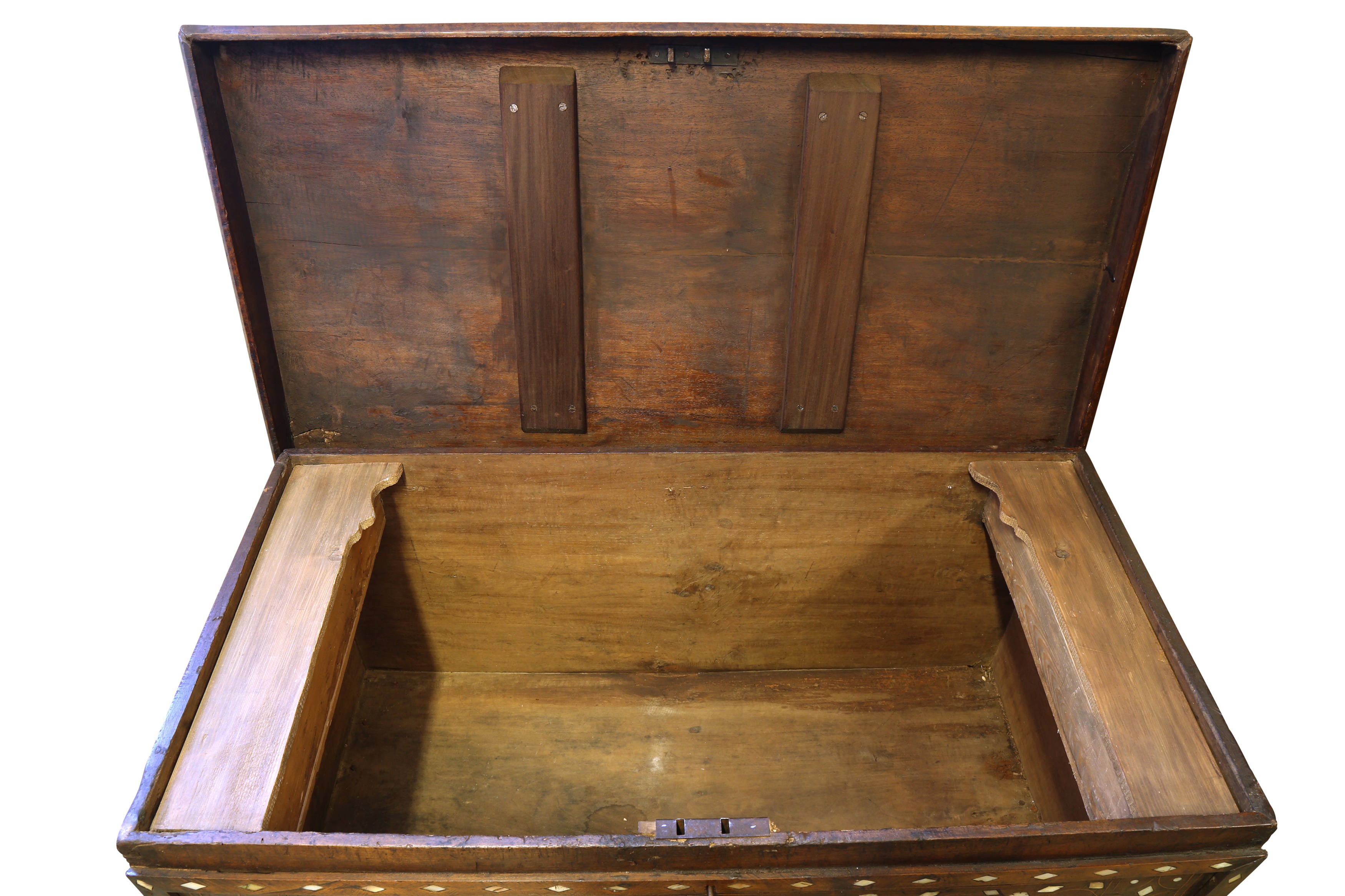 λ A LARGE HARDWOOD MOTHER-OF-PEARL AND TORTOISE SHELL-INLAID OTTOMAN CHEST - Image 4 of 5