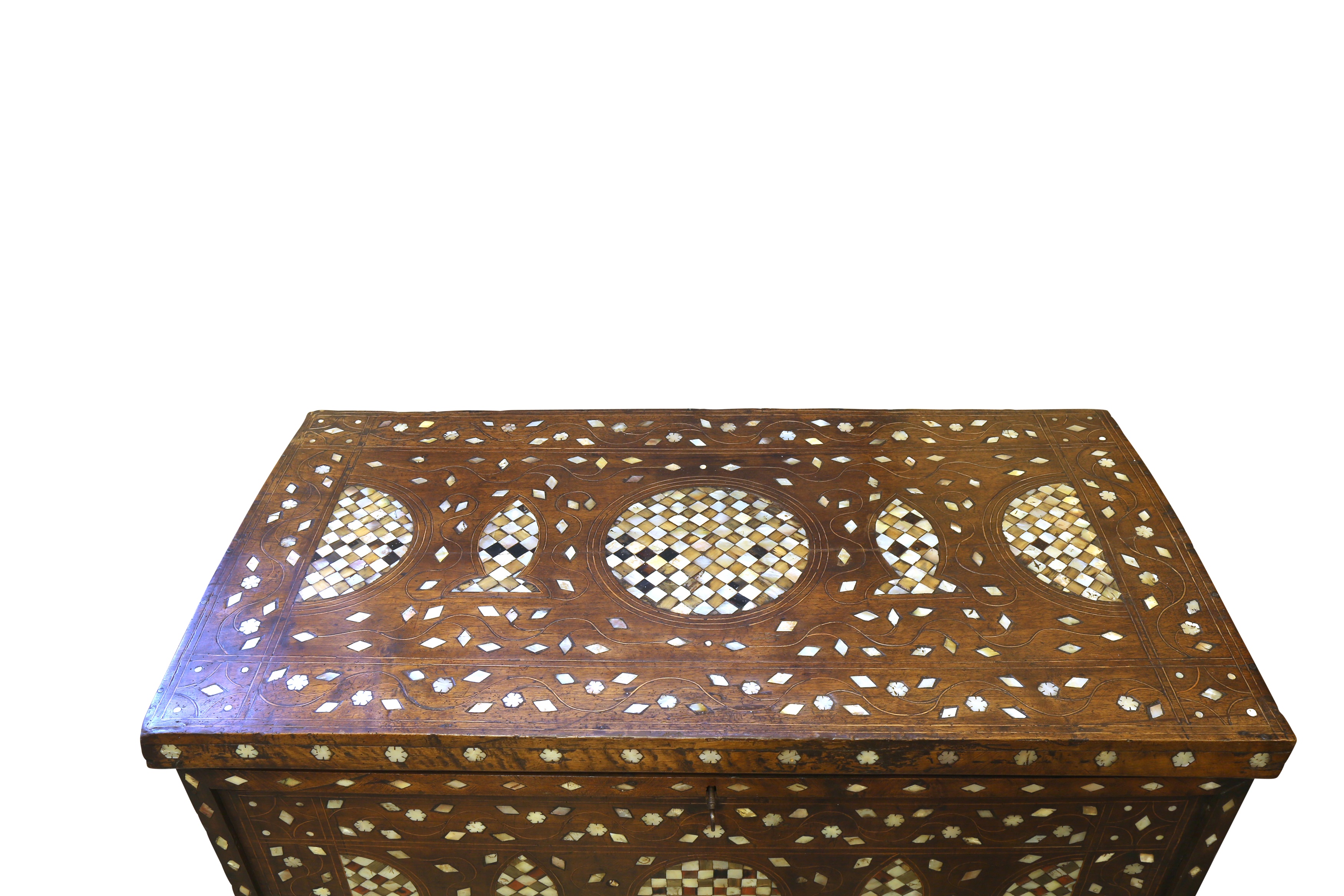 λ A LARGE HARDWOOD MOTHER-OF-PEARL AND TORTOISE SHELL-INLAID OTTOMAN CHEST - Image 3 of 5