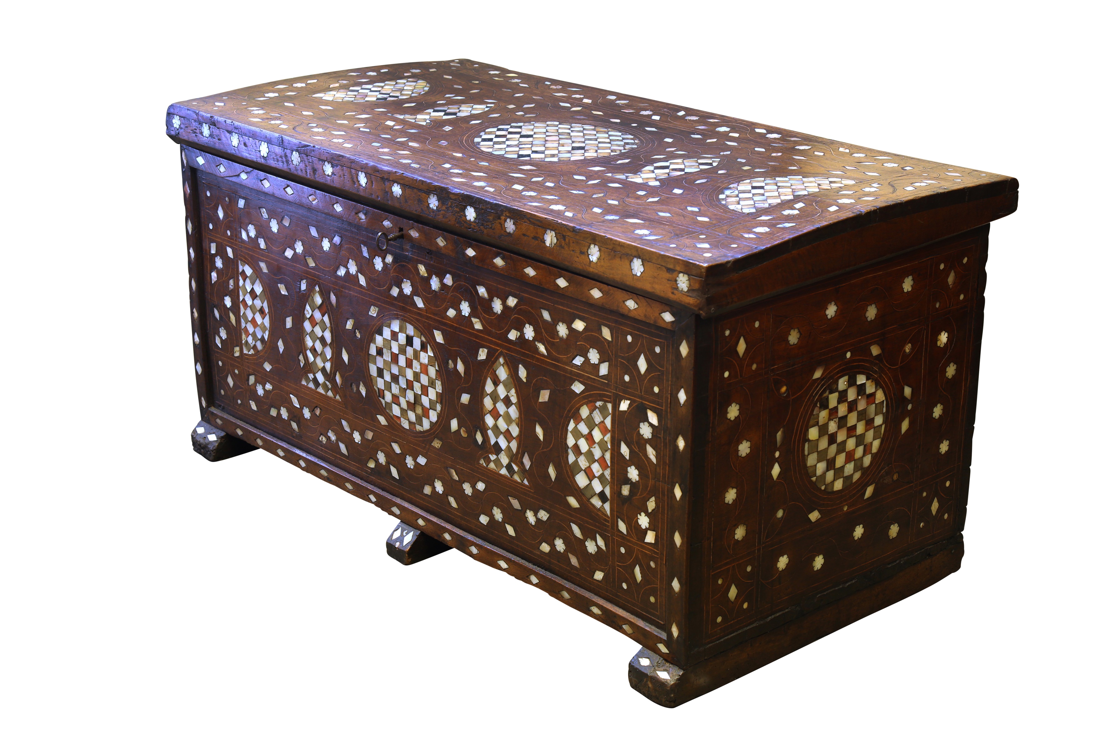 λ A LARGE HARDWOOD MOTHER-OF-PEARL AND TORTOISE SHELL-INLAID OTTOMAN CHEST - Image 5 of 5