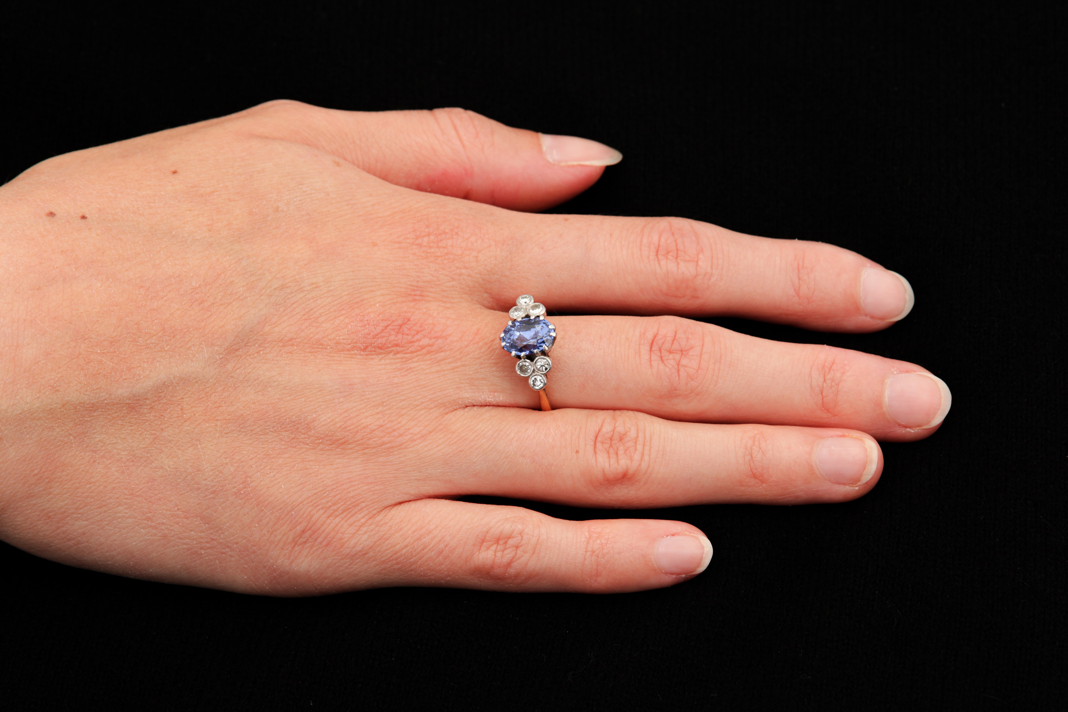 A sapphire and diamond ring - Image 4 of 4