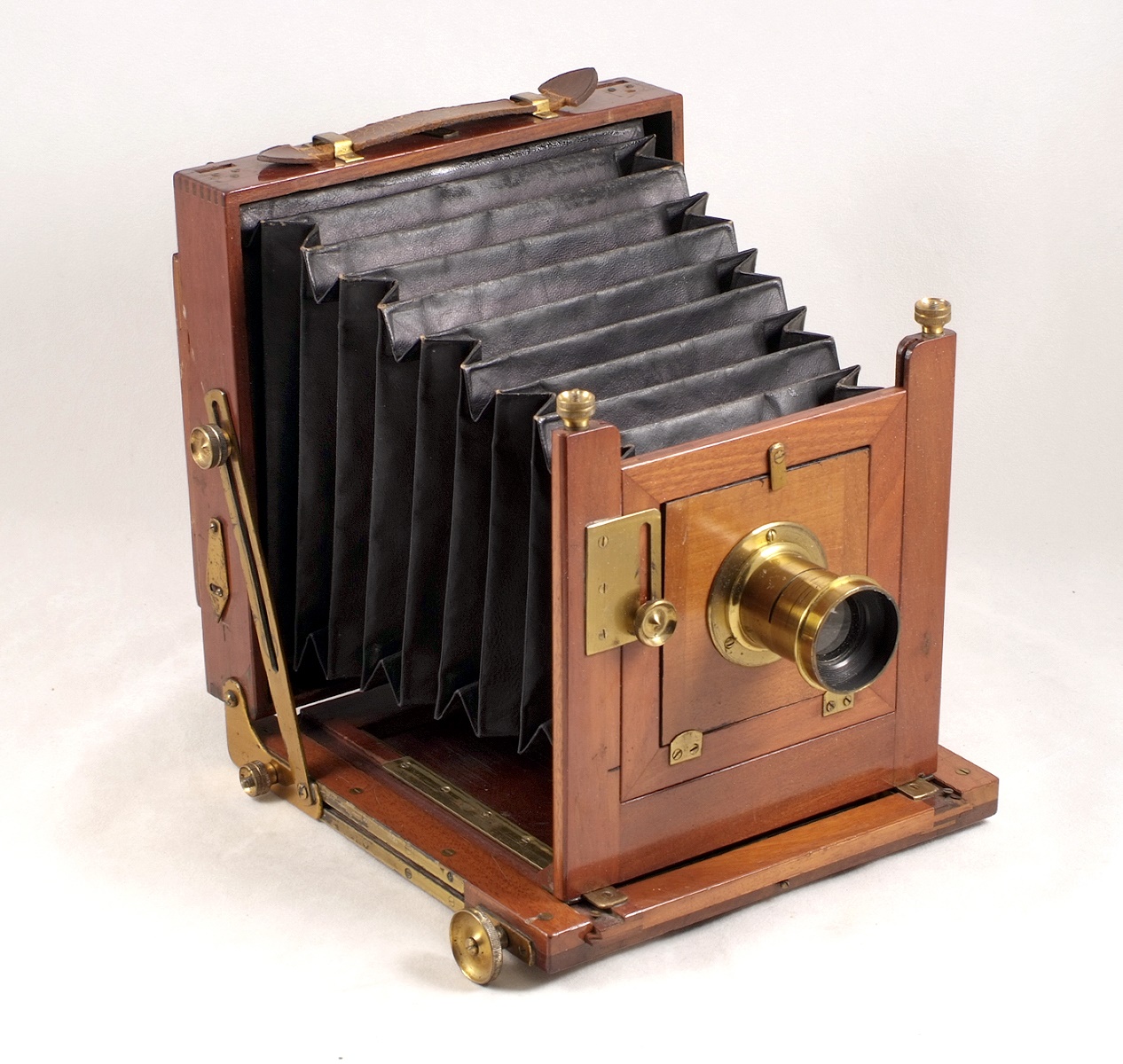 An Un-named Half Plate Wood & Brass Field Camera - Image 2 of 4