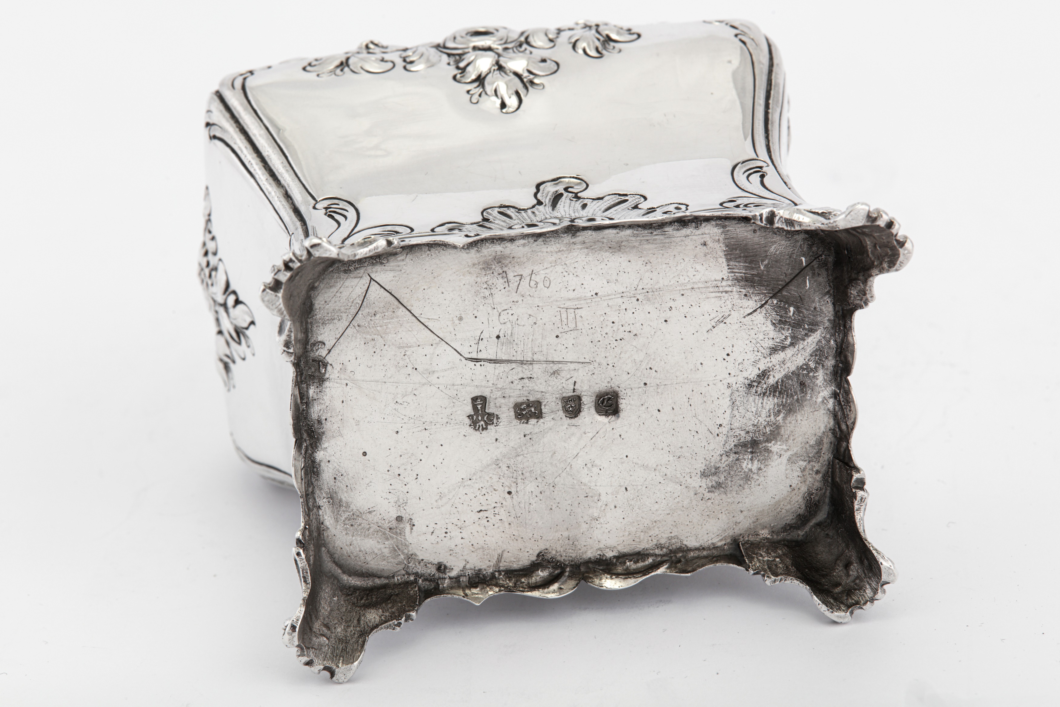 An early George III sterling silver tea caddy, London 1760 by Peter Gillois (reg. 20th Nov 1754) - Image 4 of 4