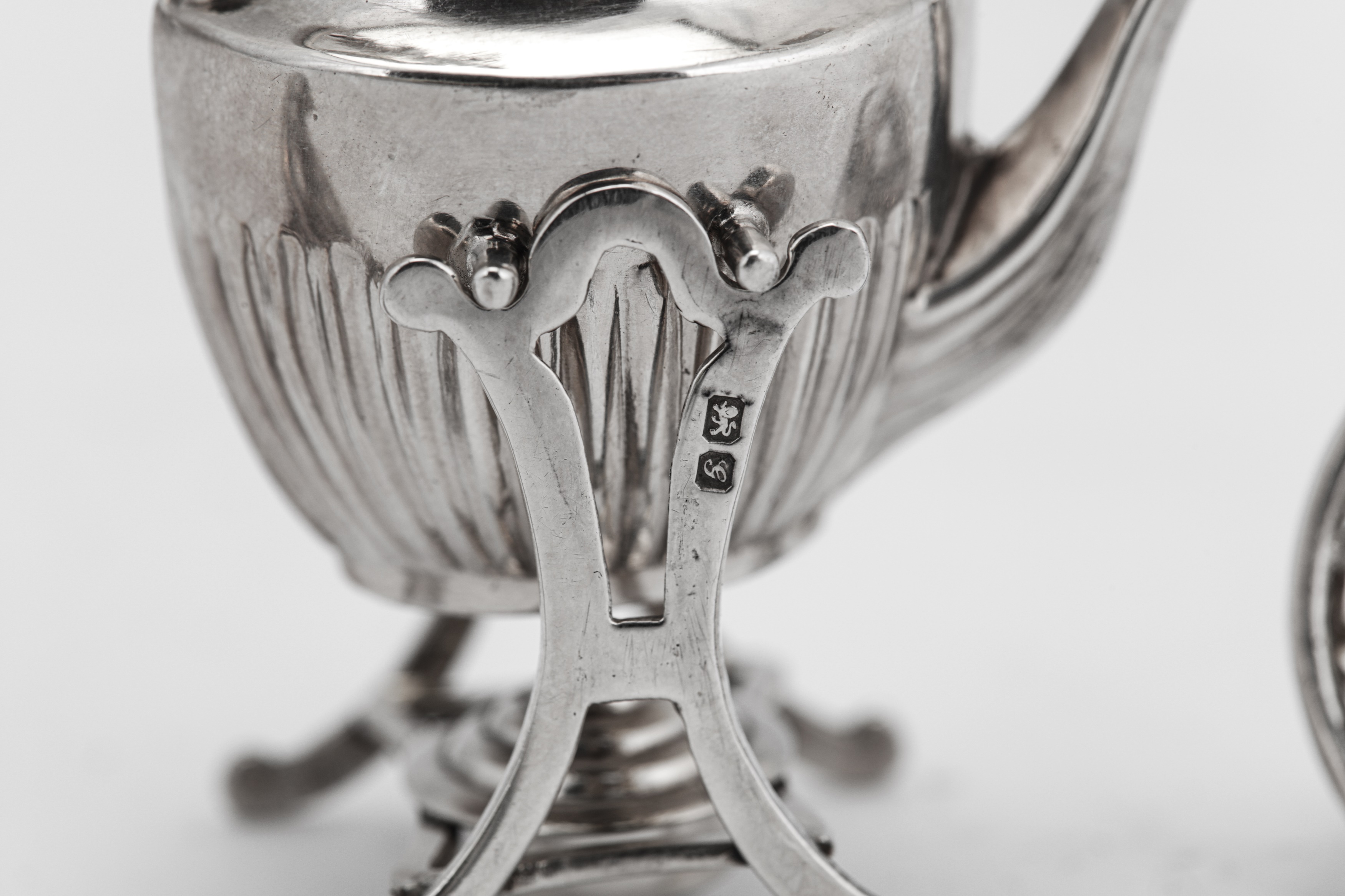 An Edwardian sterling silver miniature toy tipping kettle on burner stand, Chester 1907 by Saunders - Image 2 of 2