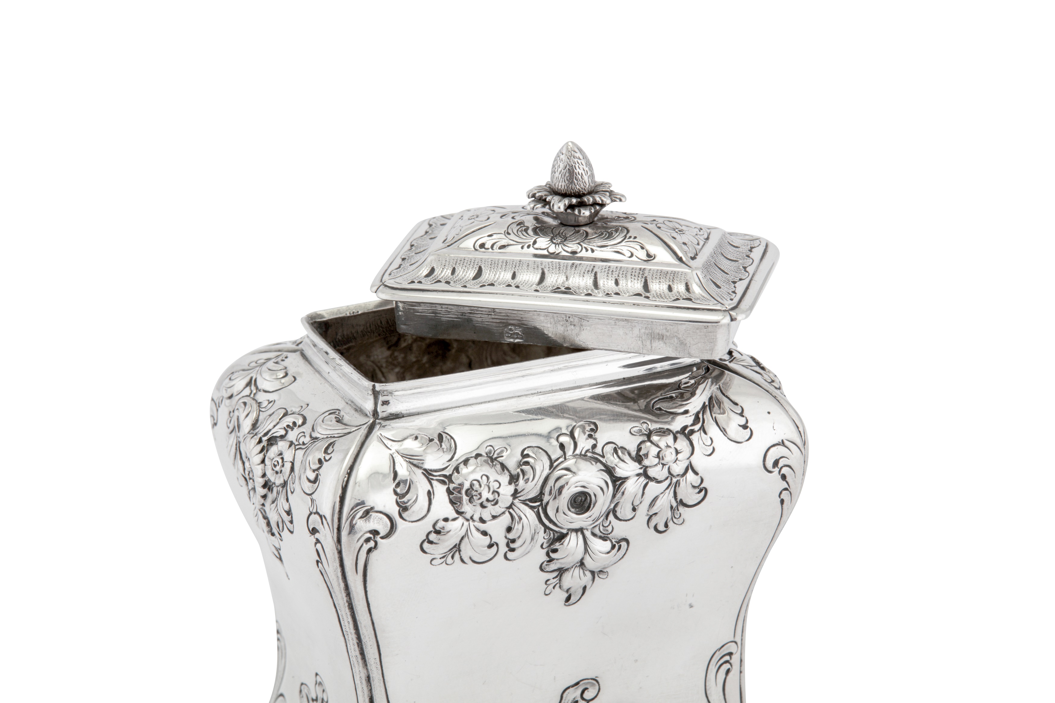 An early George III sterling silver tea caddy, London 1760 by Peter Gillois (reg. 20th Nov 1754) - Image 3 of 4