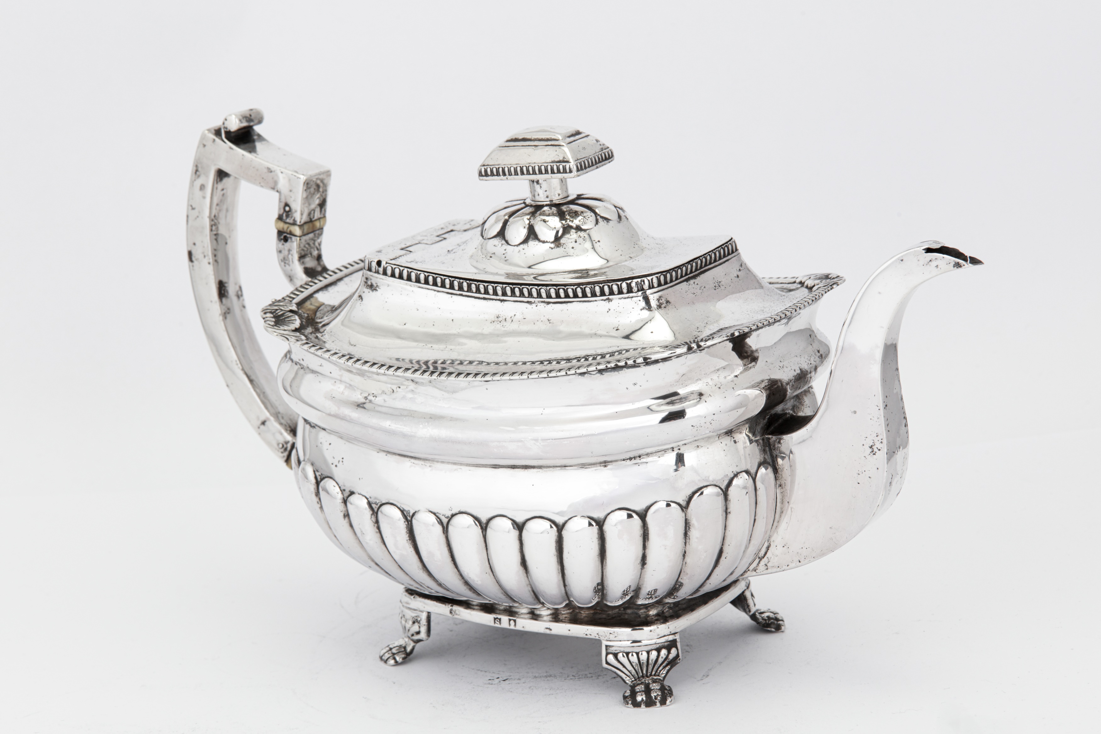 Hallmarking Interest – A George III Irish sterling silver teapot, Dublin 1811 by Richard Sawyer - Image 3 of 5