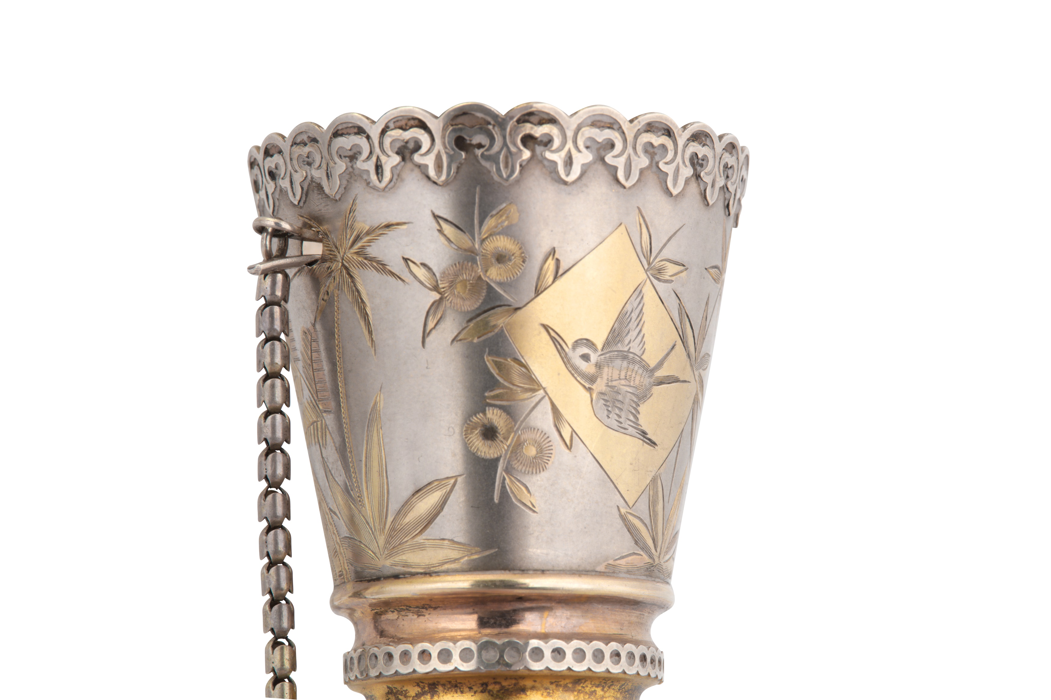 A cased Victorian unmarked parcel gilt silver posy holder, circa 1880 - Image 4 of 5