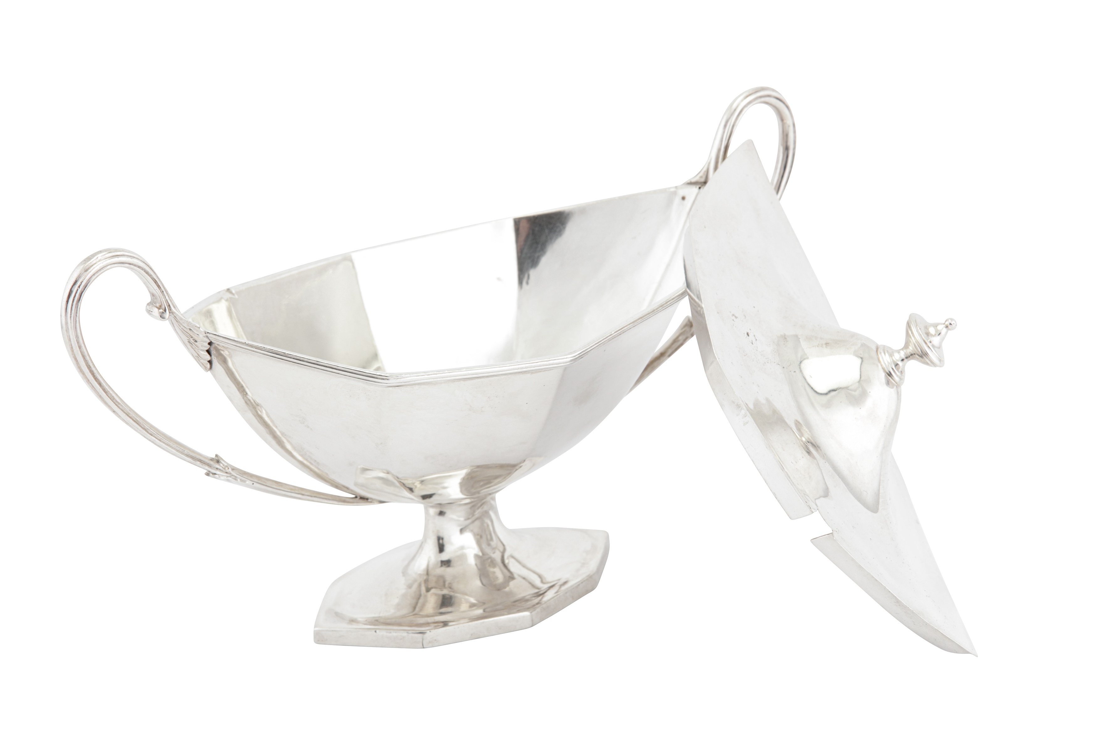 A pair of George III sterling silver sauce tureens, London 1788 by Henry Chawner (reg. 11th Nov - Image 3 of 5