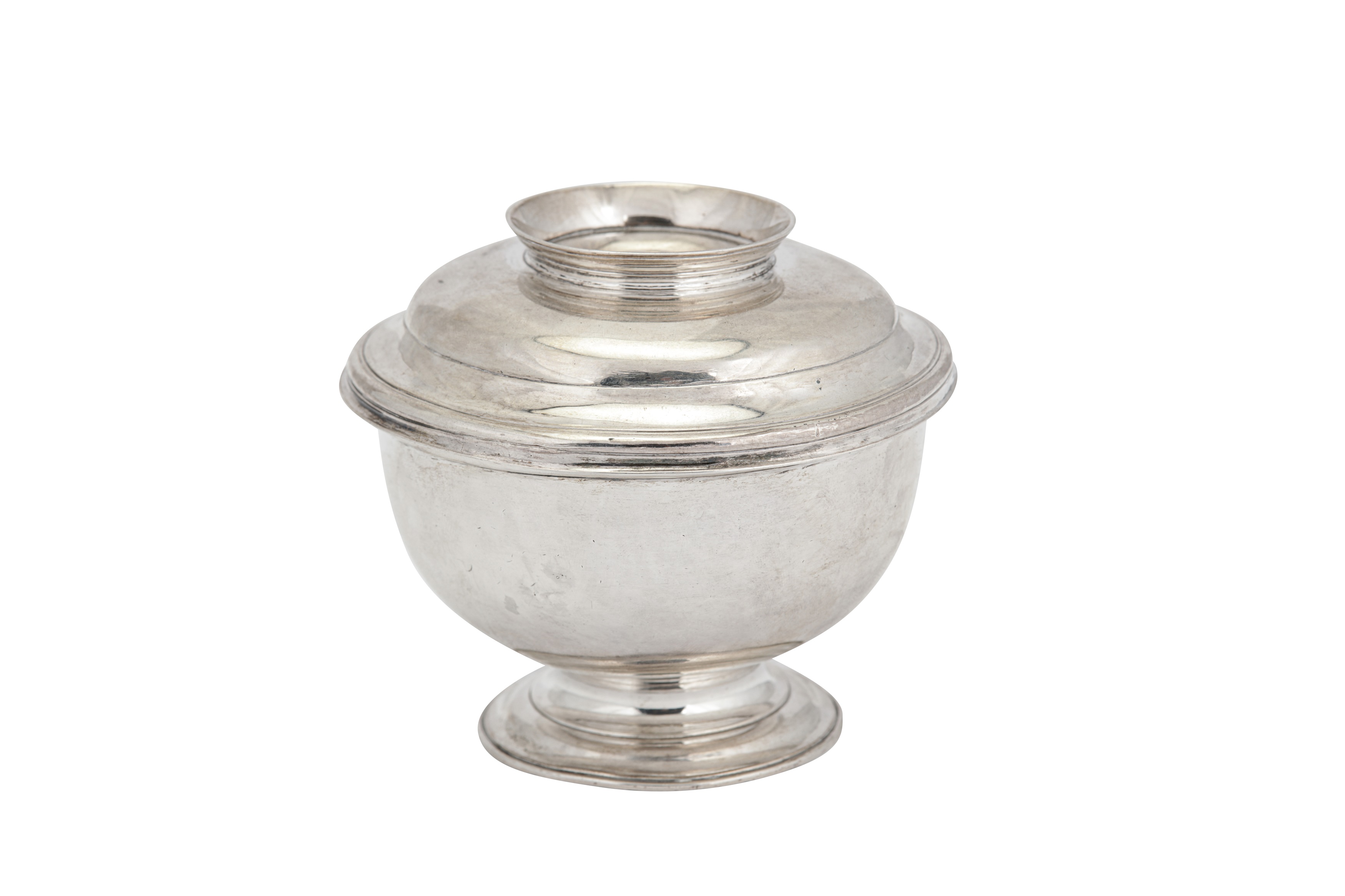 An early George II sterling silver covered sugar bowl, London 1728 by John Gamon (reg. 22nd March - Image 4 of 4