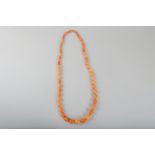 AN AMBER BEAD NECKLACE.