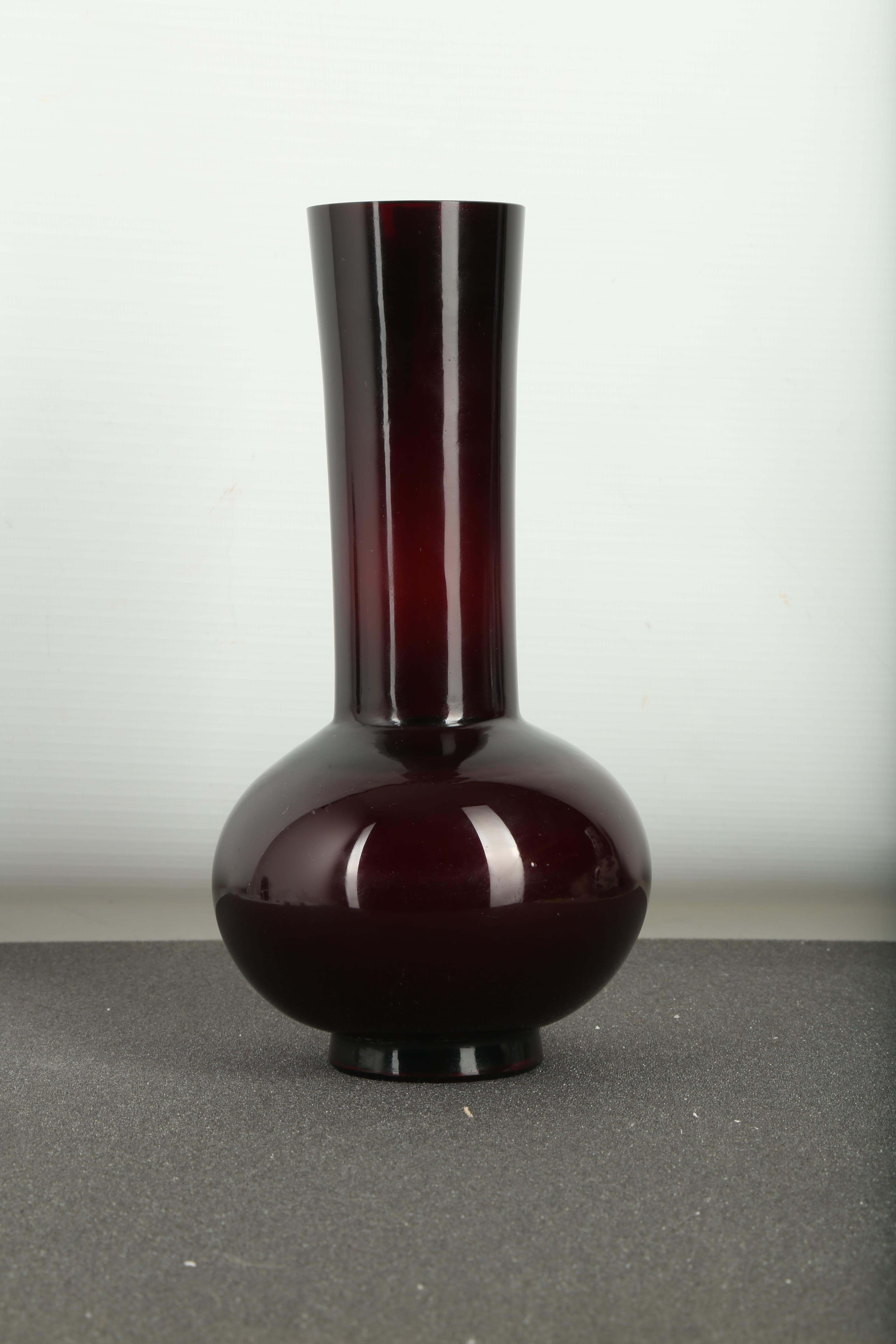 A CHINESE PEKING GLASS AMBER-RED VASE. - Image 7 of 16