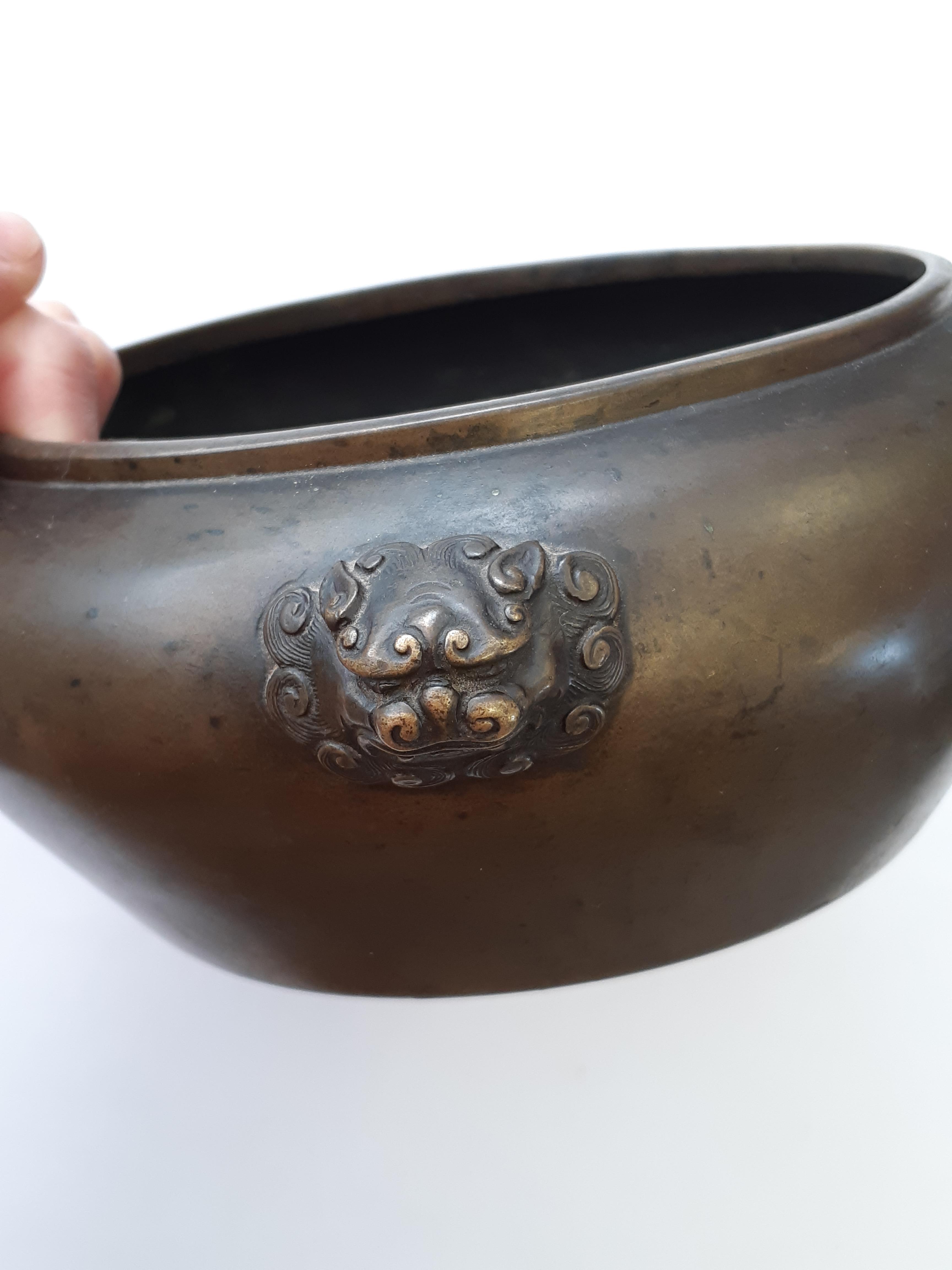 A CHINESE BRONZE INCENSE BURNER. - Image 5 of 16