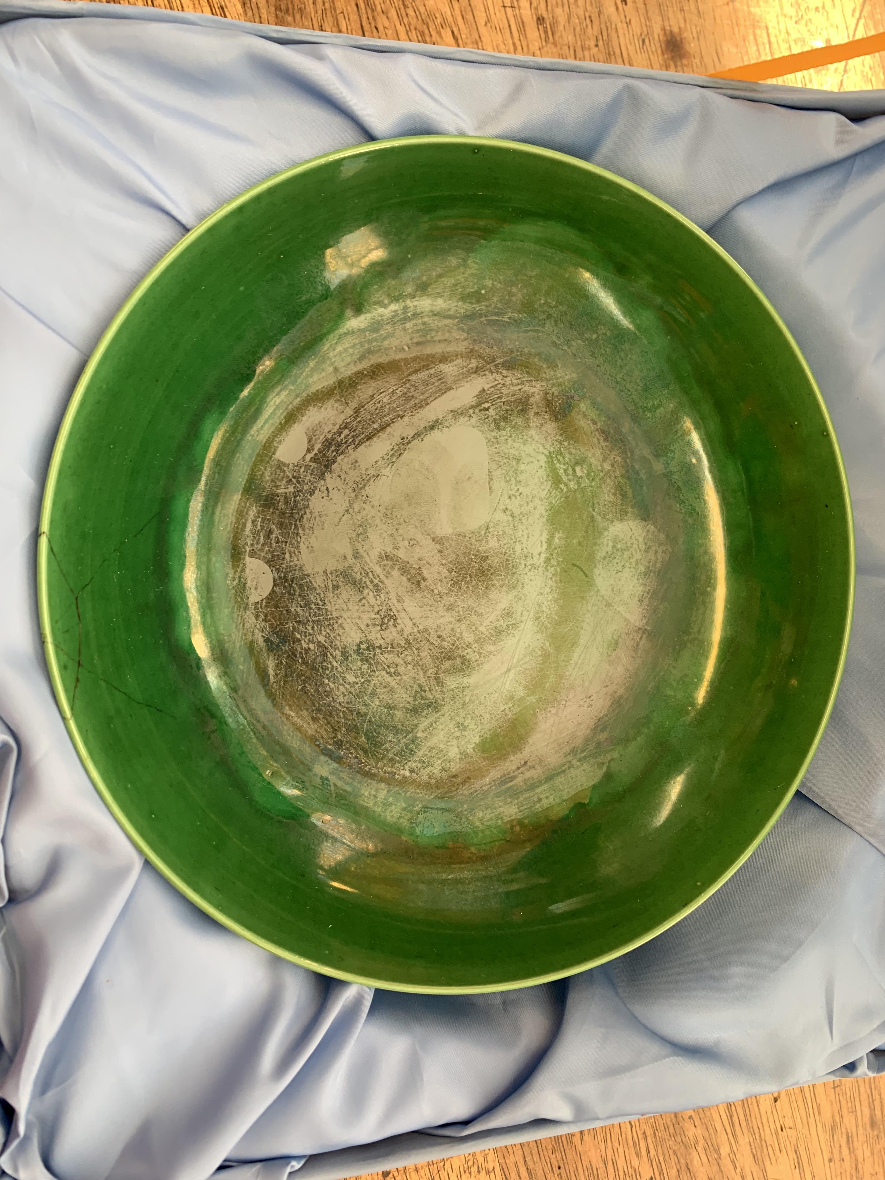 A CHINESE GREEN-GLAZED DISH. - Image 3 of 7