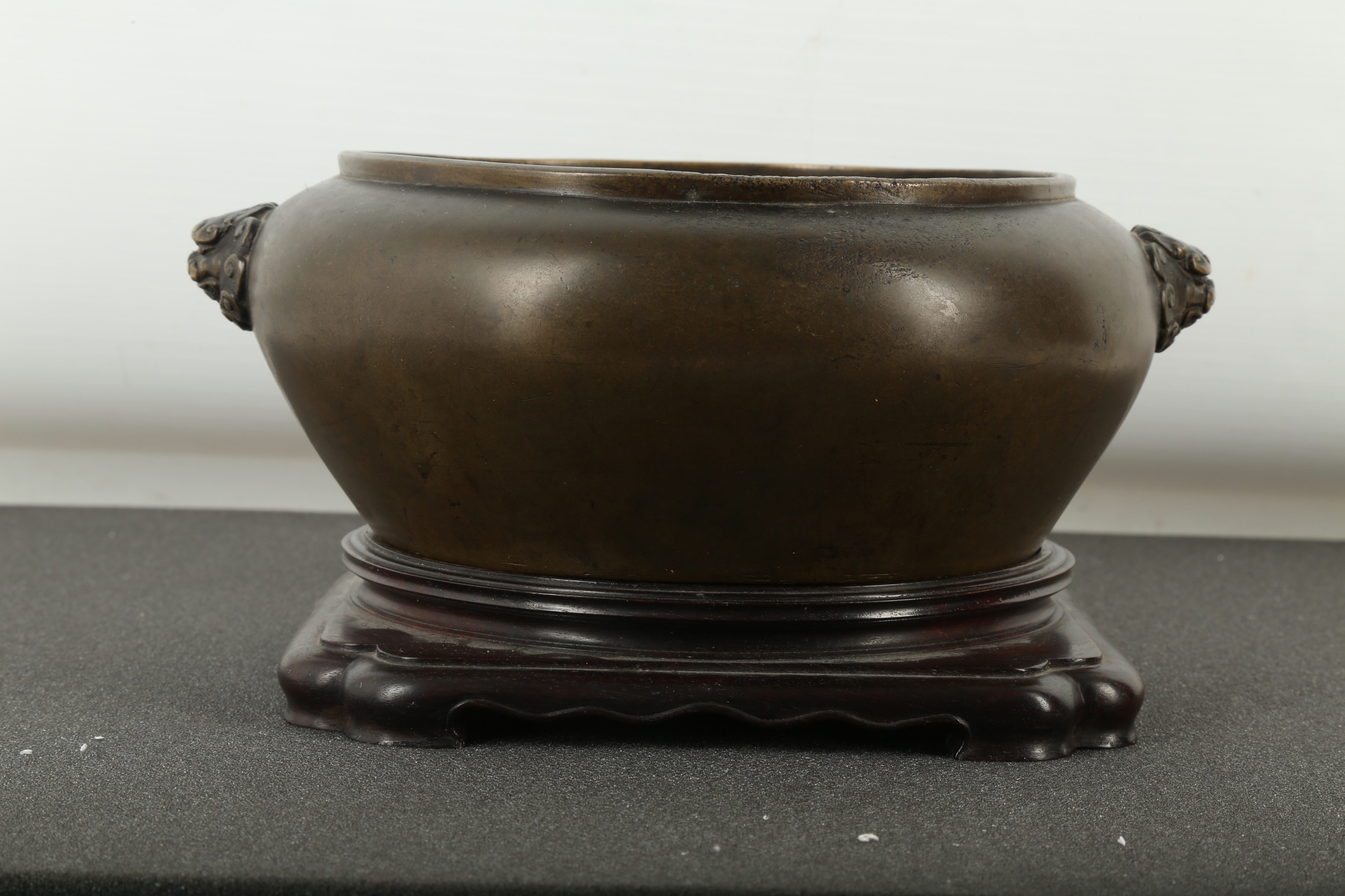 A CHINESE BRONZE INCENSE BURNER. - Image 9 of 16