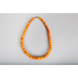 AN AMBER BEAD NECKLACE.