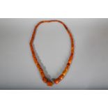 AN AMBER BEAD NECKLACE.