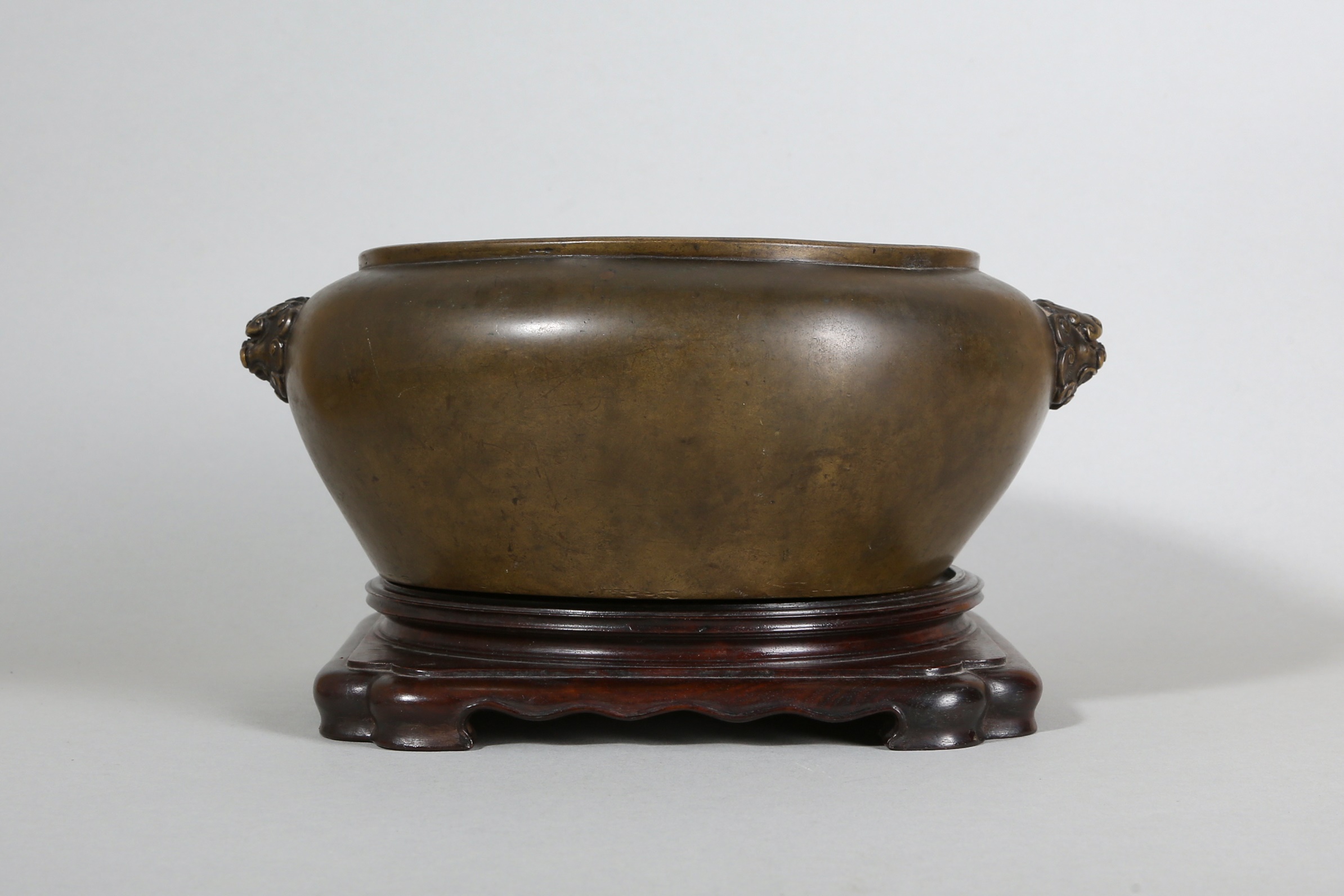 A CHINESE BRONZE INCENSE BURNER.