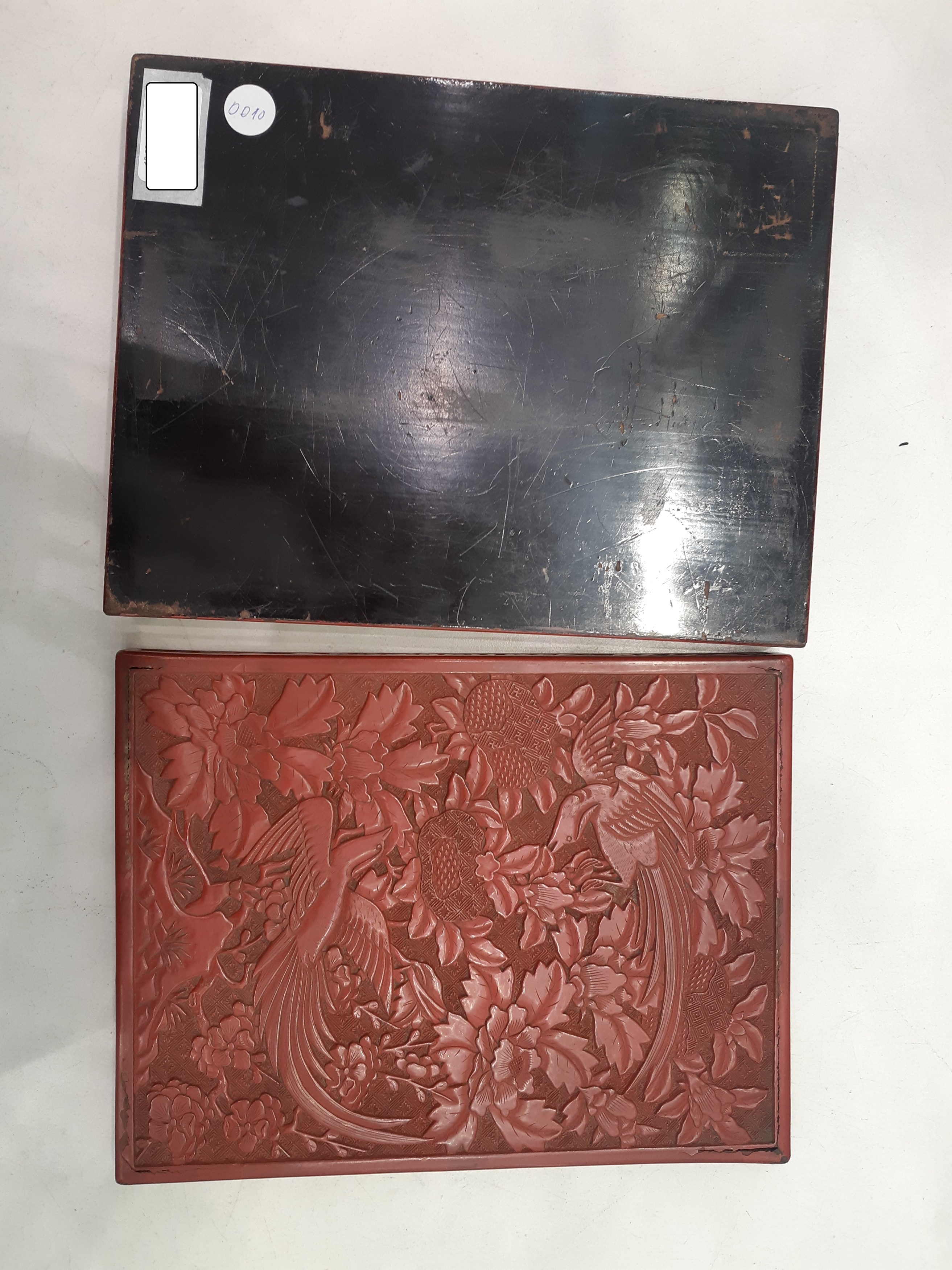 A CHINESE CINNABAR LACQUER RECTANGULAR 'PARADISE FLYCATCHERS' BOX AND COVER. - Image 5 of 12